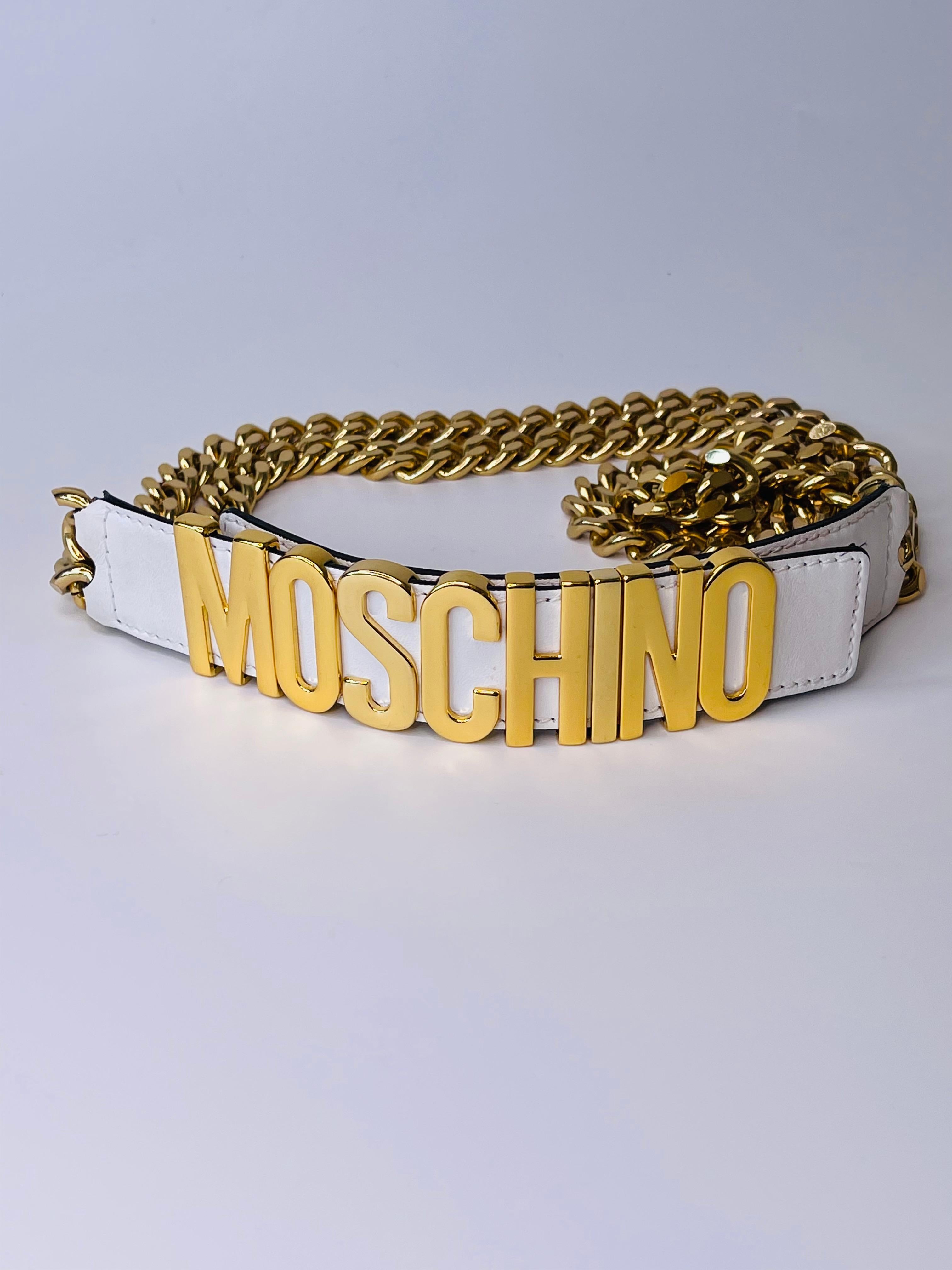 The dual chain links in gold-tone that connect the leather ends of the belt give this trendy accessory a classy touch. White leather strap bears the brand name in gleaming gold hue to provide the piece with a signature finish. From the 30th