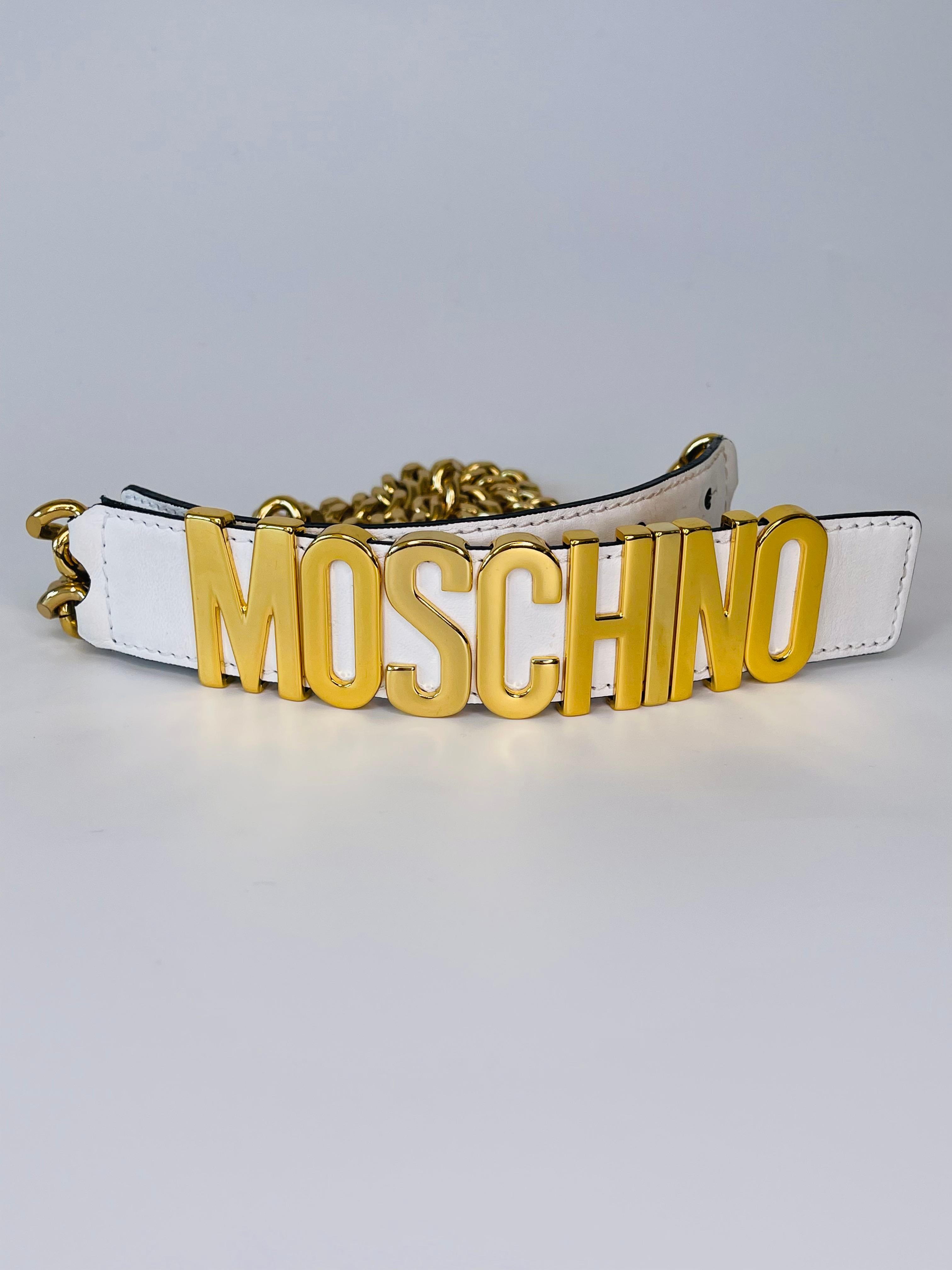 Beige Moschino - Ceinture en cuir blanc et chaîne avec logo doré  en vente