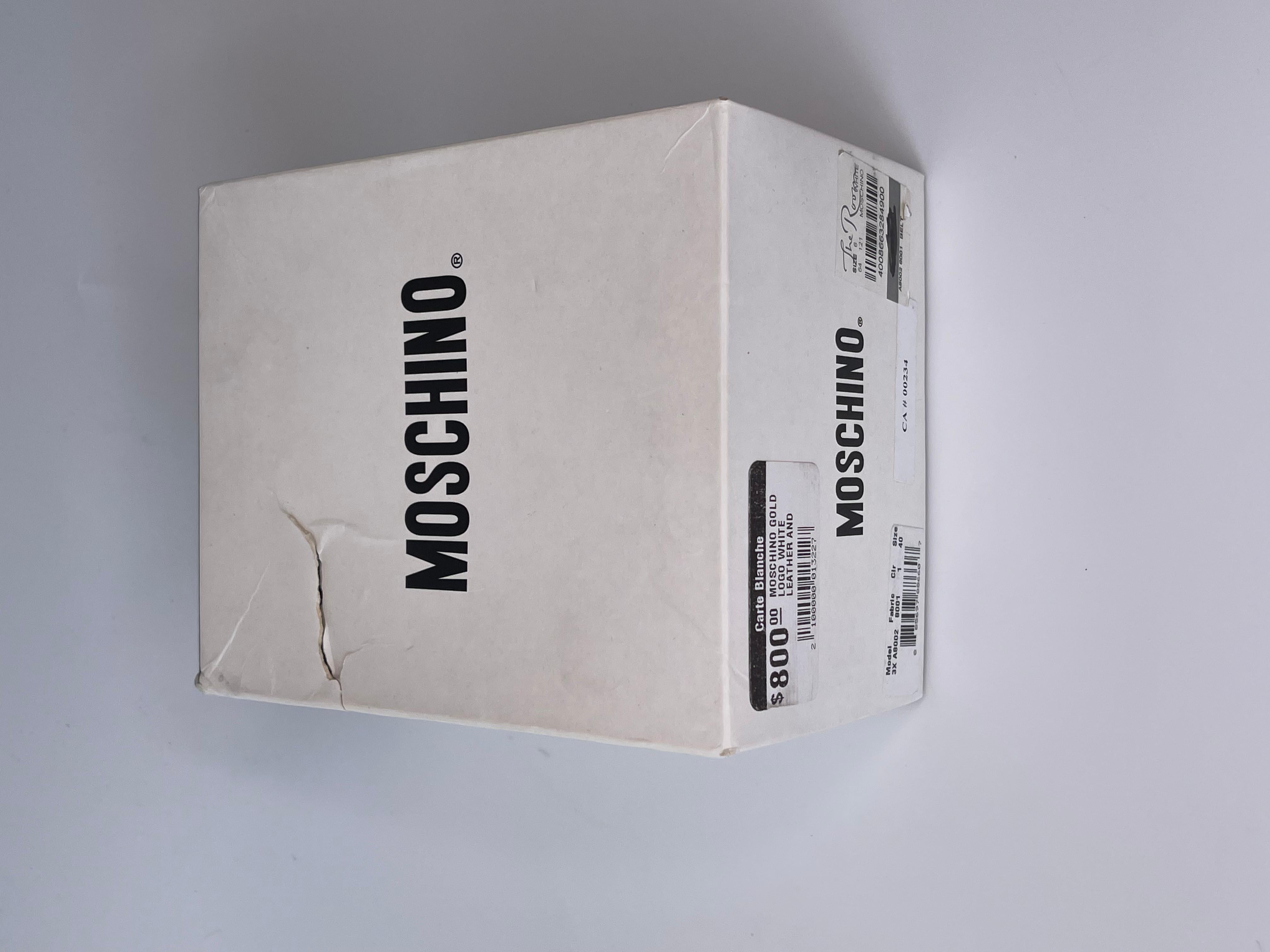 Moschino - Ceinture en cuir blanc et chaîne avec logo doré  en vente 2