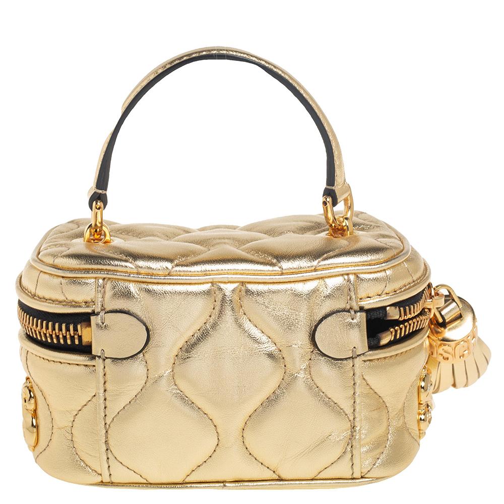 Made by Moschino, this handbag is a perfect balance of elegance and practical utility. Simply sophisticated, this leather bag flaunts the brand logo & dollar sign motifs in gold-tone on the quilted exterior. Stow all your everyday essentials in the