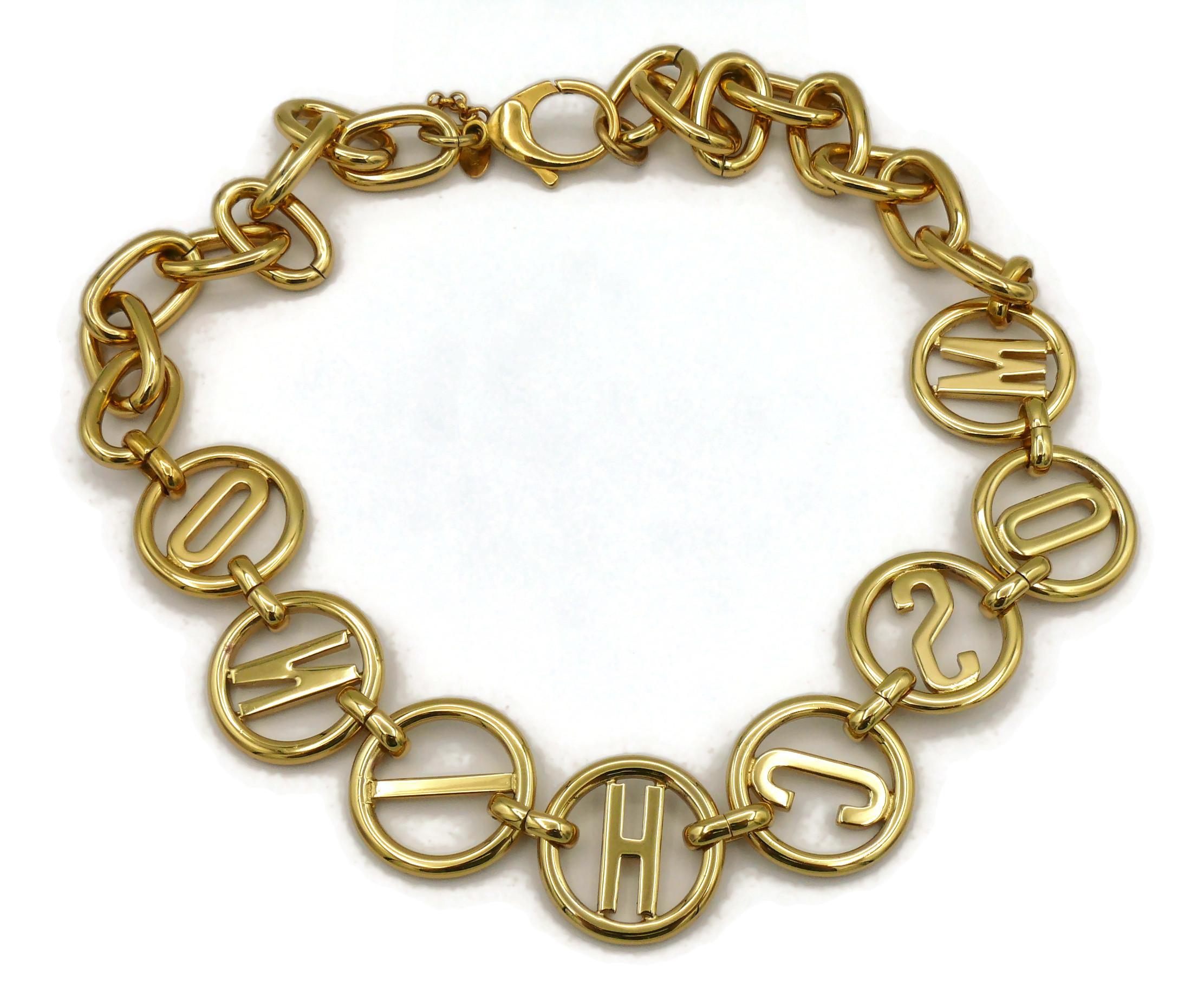 MOSCHINO Goldfarbene Ton-Halskette mit Kette im Angebot 7