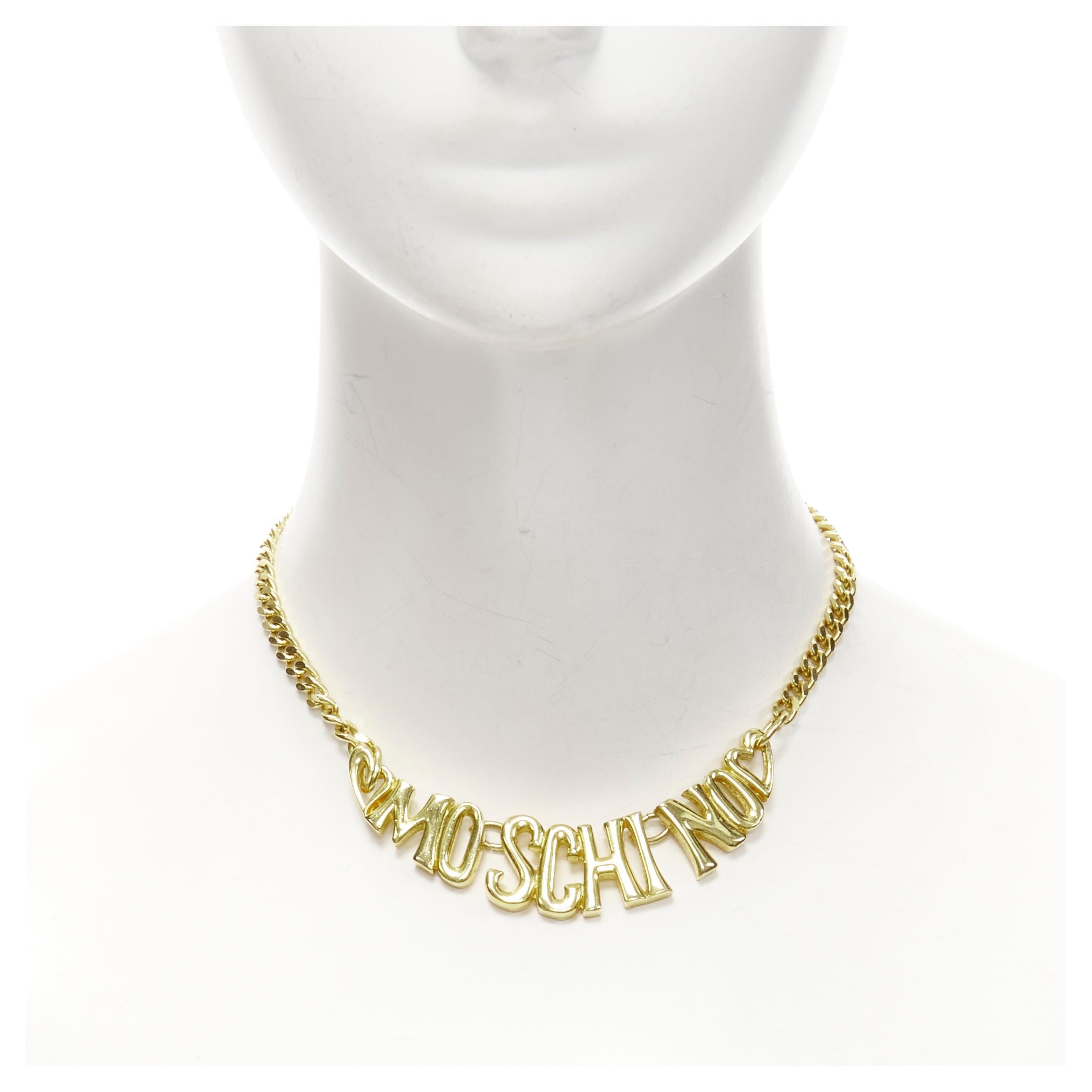 MOSCHINO - Collier à chaîne courte avec logo en or et motif en forme de cœur en vente