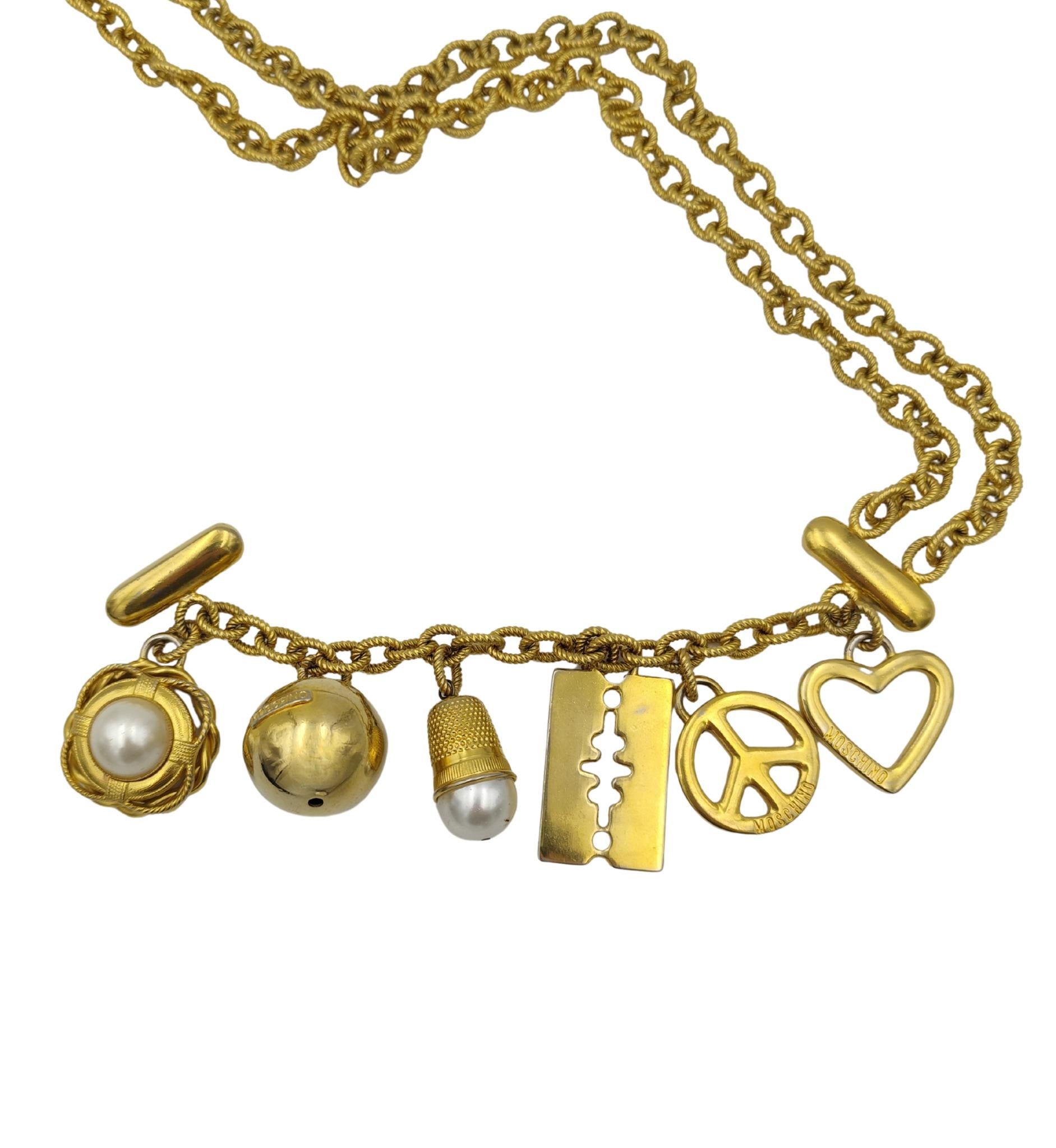 Cinturón Moschino de metal dorado con doble cadena colgante en Bastante bueno estado para la venta en Milano, IT