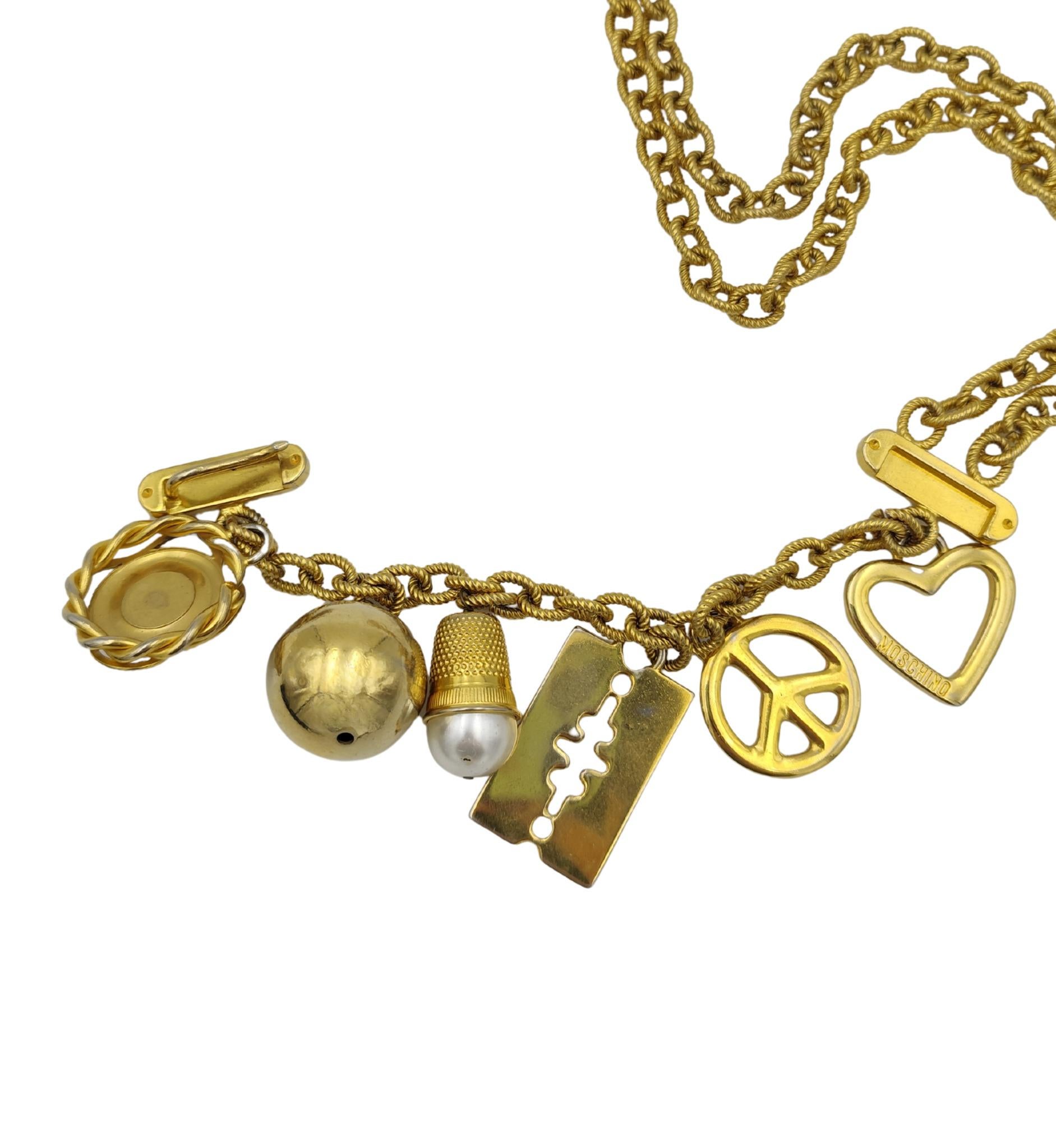 Femenino o masculino Cinturón Moschino de metal dorado con doble cadena colgante en venta