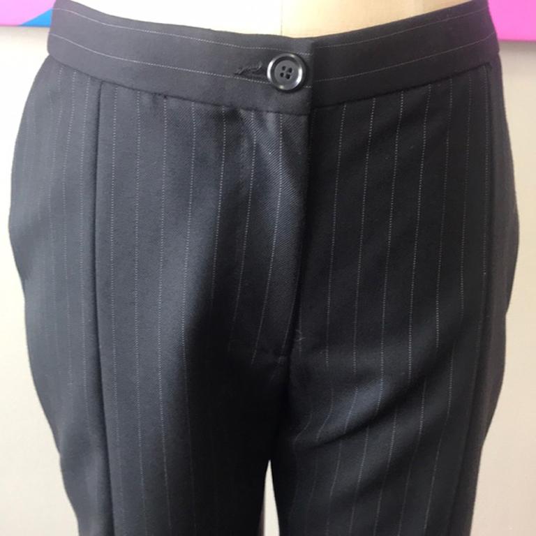Moschino gray pin striped knee length pants

Moschino makes Fall dressing easy and fashionable with these knee length pants! Pair with tights and nee high boots and a fitted blazer for a nice look. Cute bows at the knees.
Size 8
Across waist - 15.5