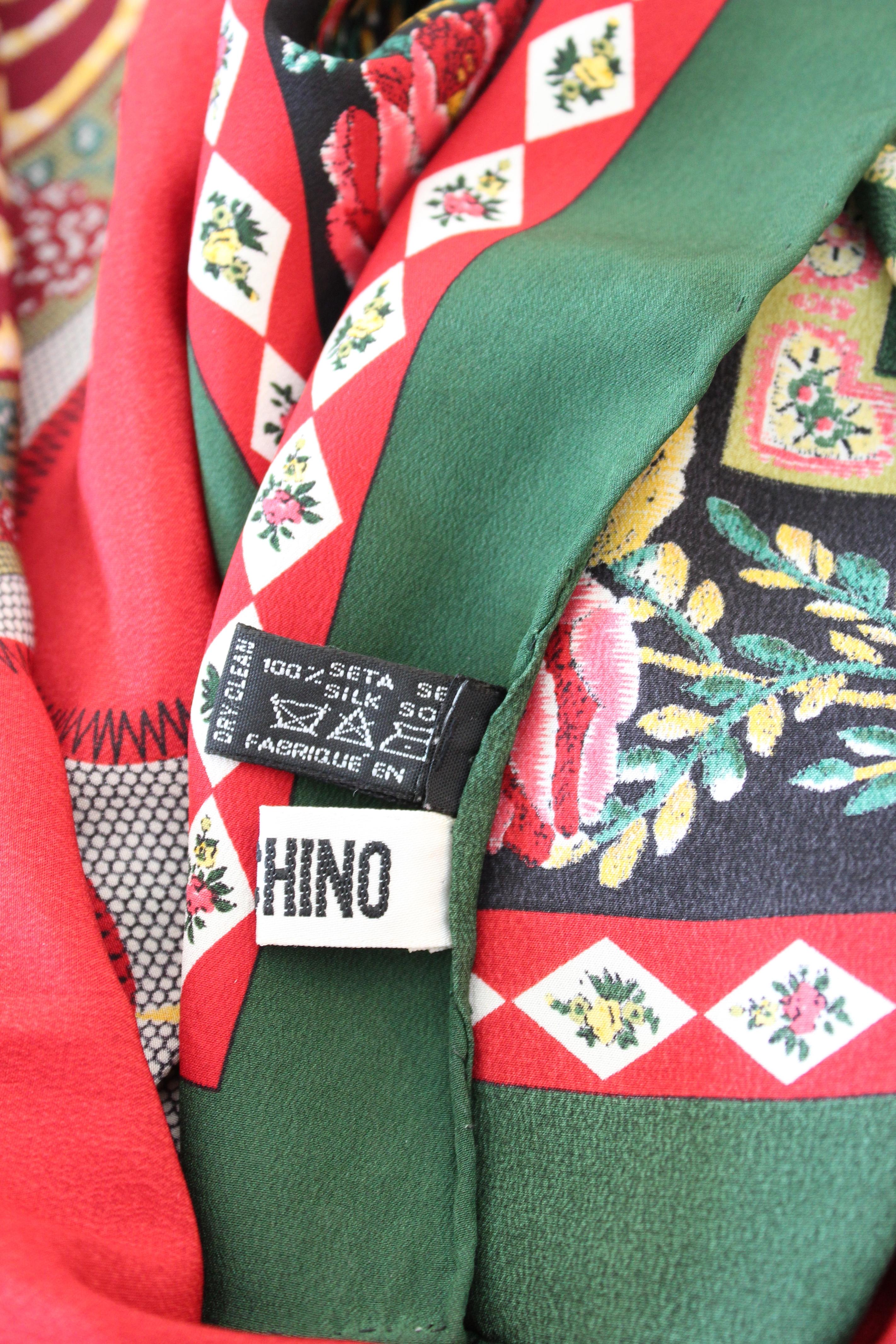 Moschino vintage 90s scarf. Large red and green foulard with floral designs and four large central hearts. 100% silk fabric. Made in Italy.

Condition: Very good.

Item in excellent condition. There are small spots.

Measures: 86 x 86 cm