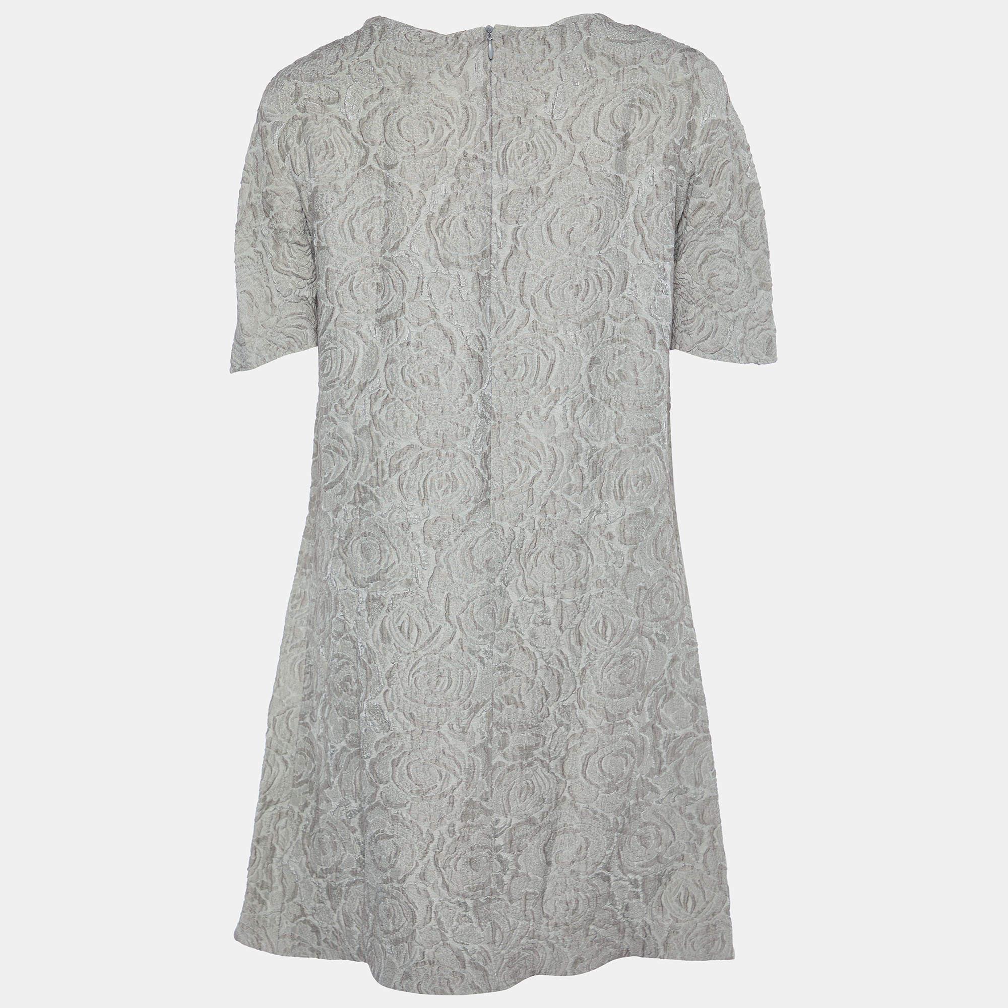 Fai una dichiarazione di moda di lusso indossando questo abito firmato. È realizzato su misura con un tessuto pregiato per ottenere una silhouette perfetta.