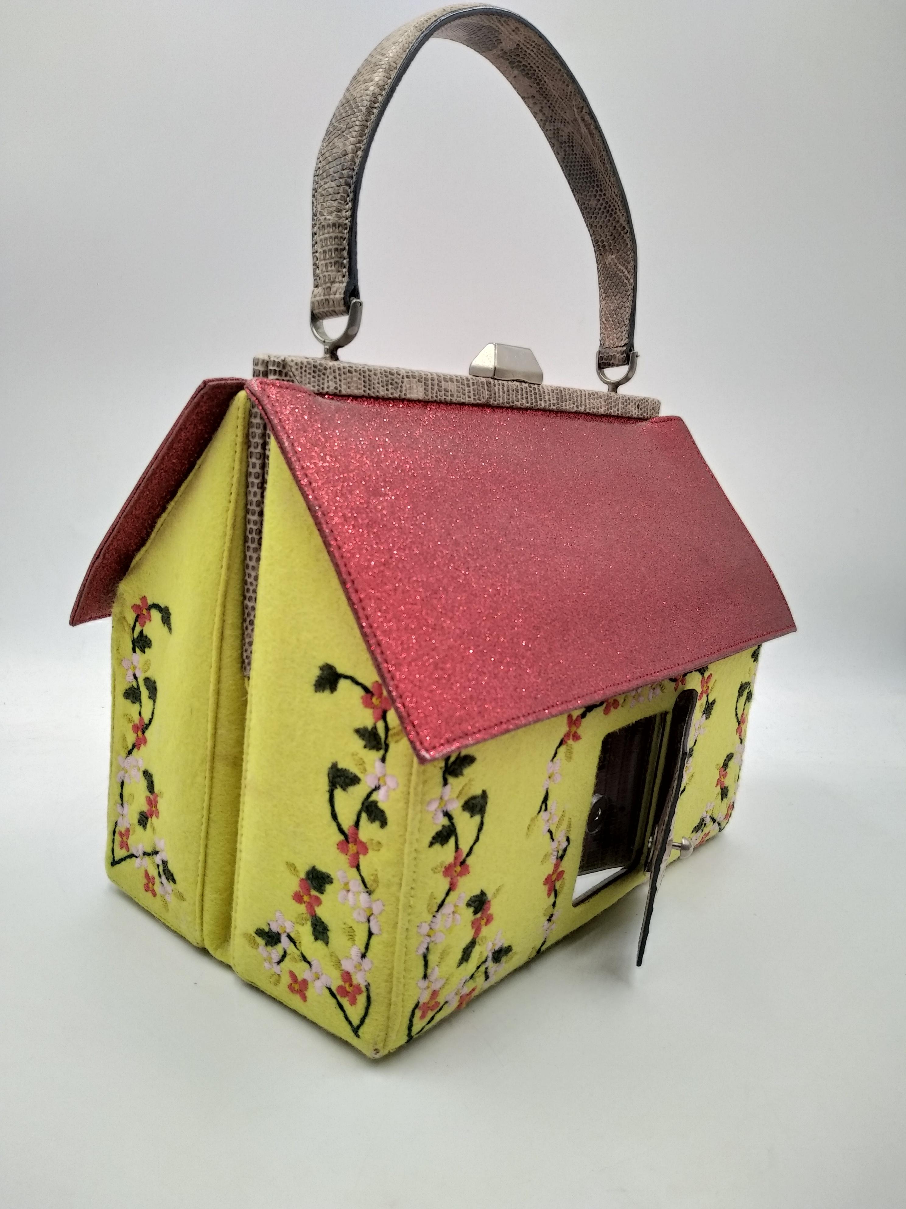 Moschino Hansel and Gretel gingerbread house bag In Good Condition For Sale In Lugano, Ticino