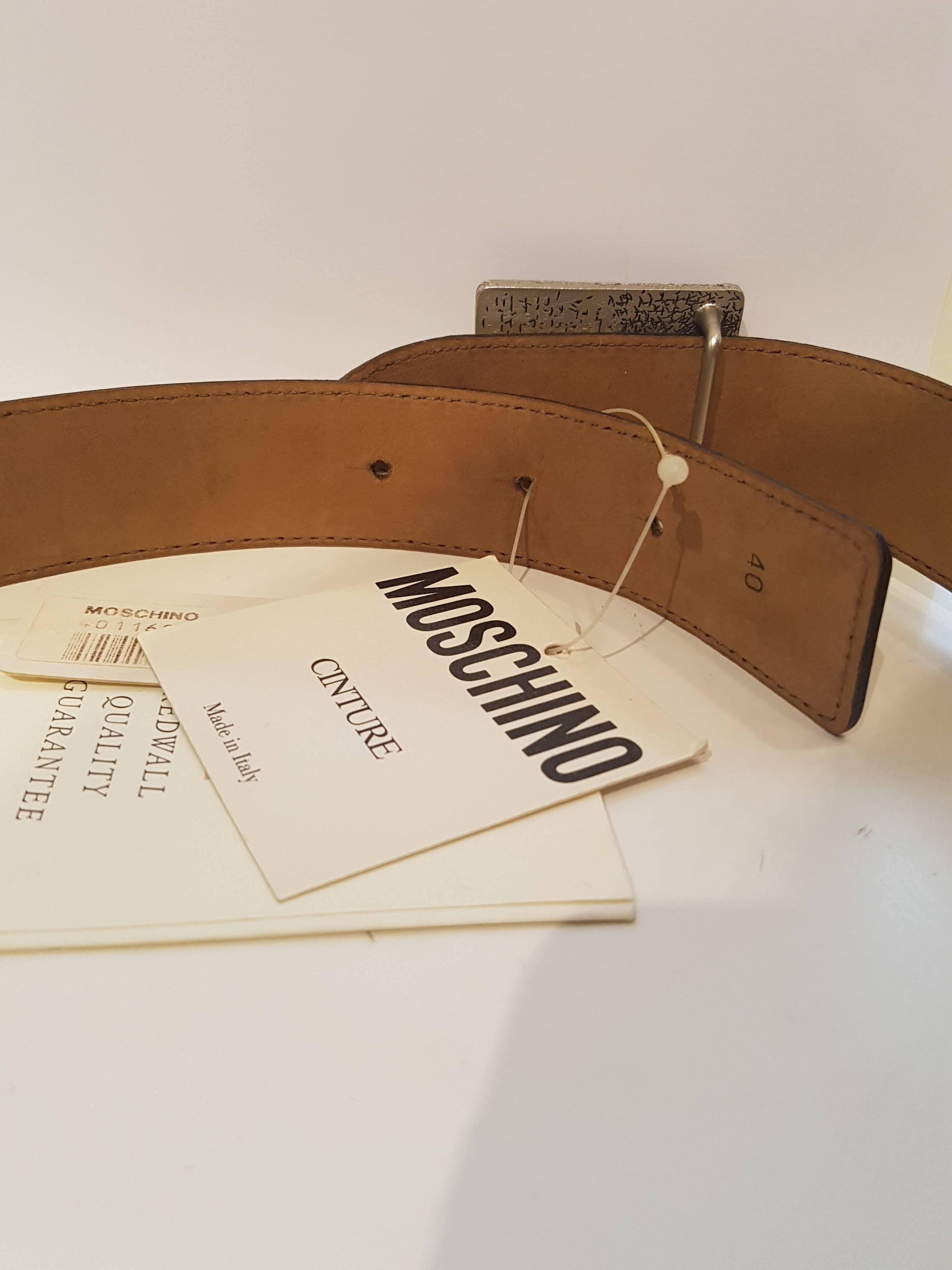 Moschino „Ich bin das, was ich bin“ Cremefarbener Ledergürtel NWOT (Braun) im Angebot