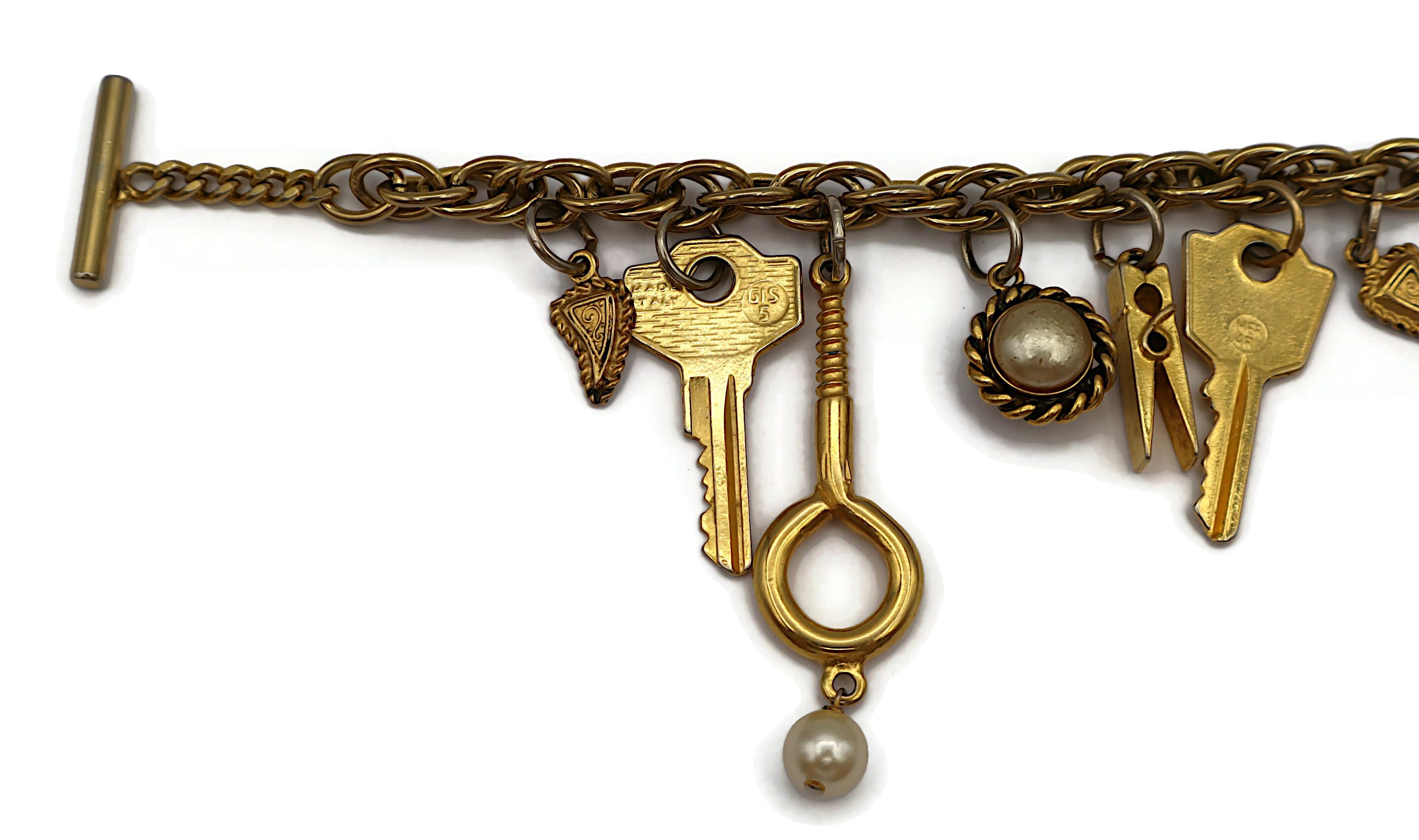 MOSCHINO Collana Iconic Vintage con charme in tonalità oro in vendita 1