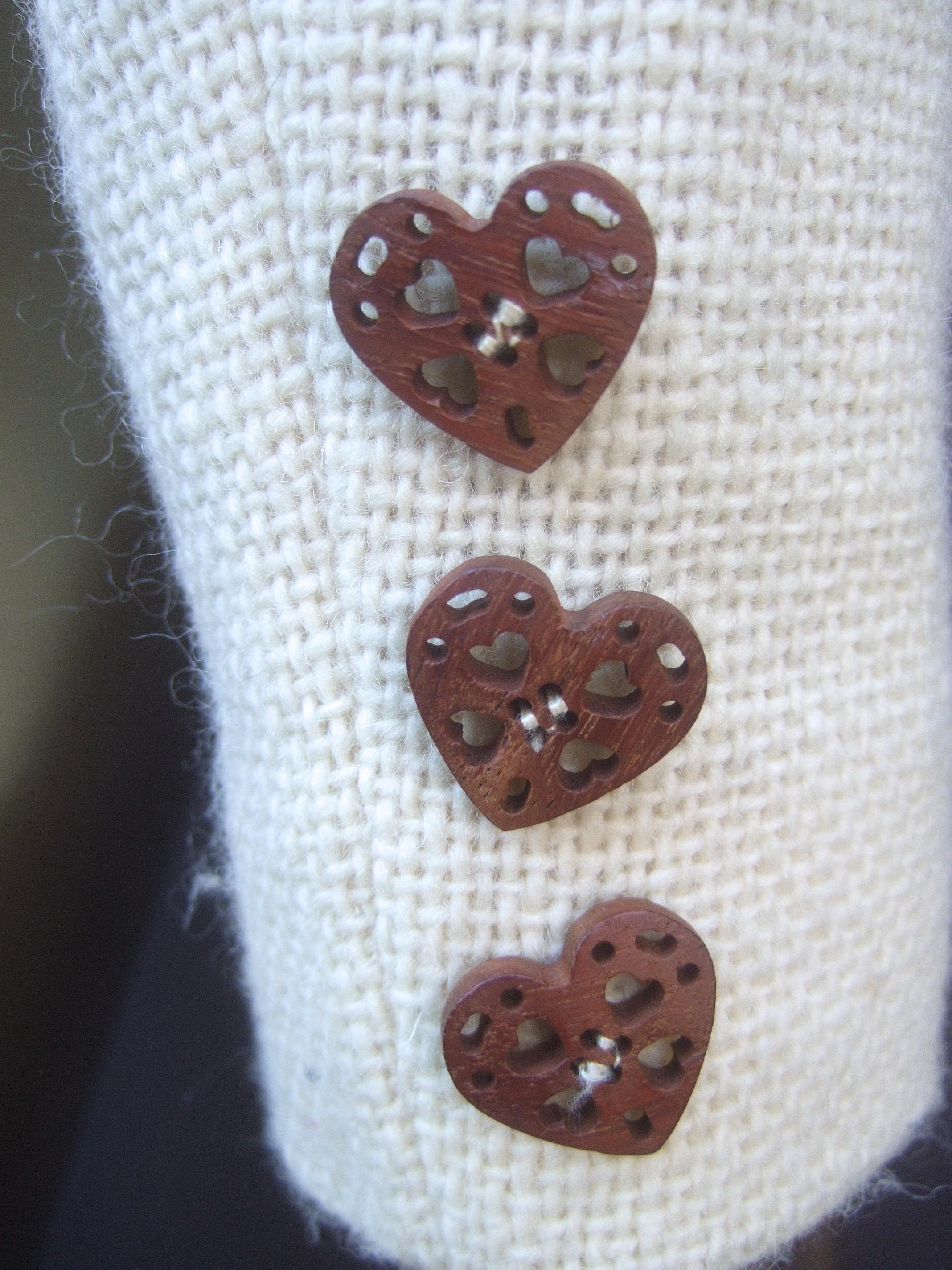 Moschino Italie - Veste courte en laine crème à boutons en forme de cœur, circa 1990 en vente 8