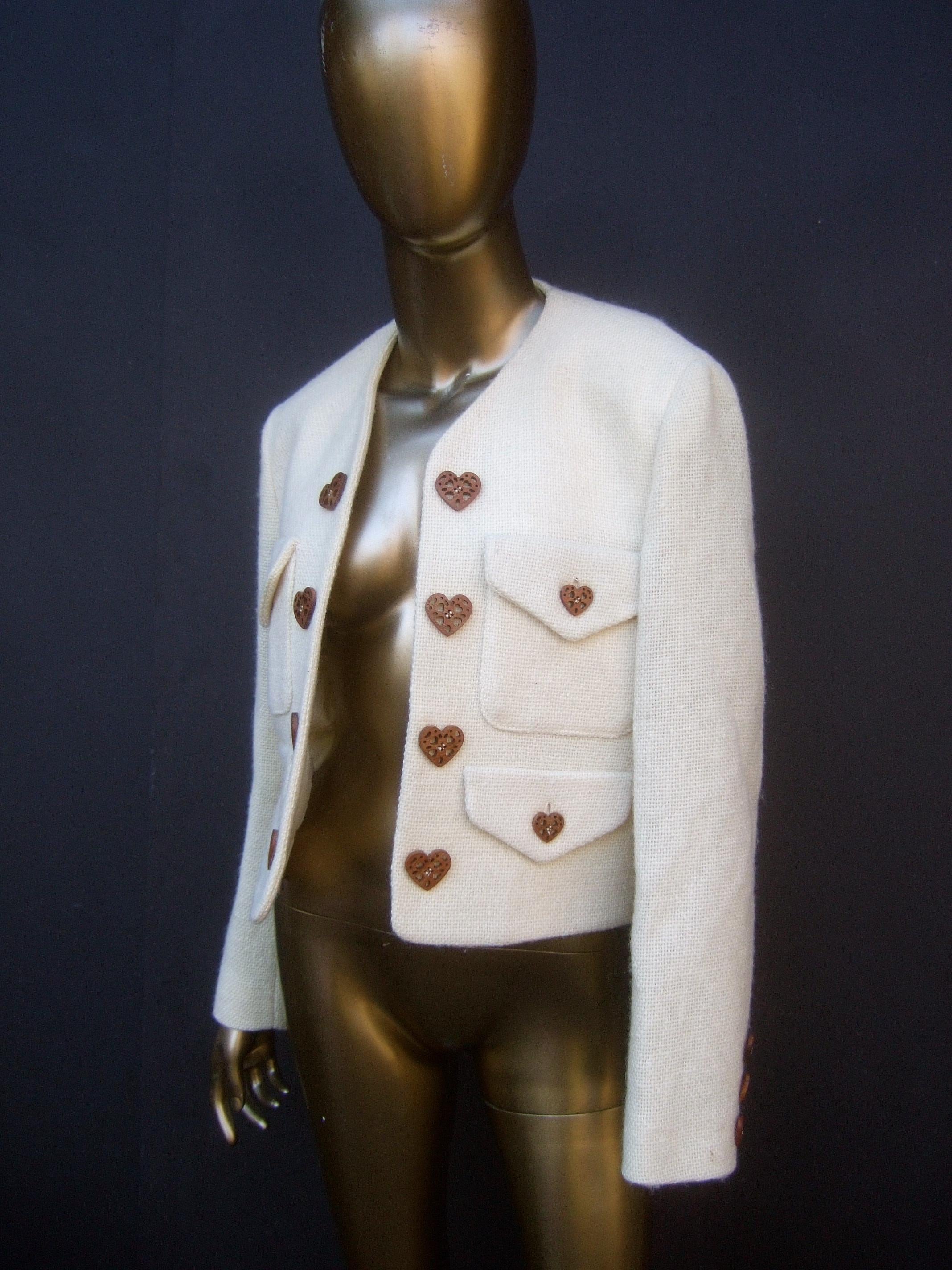 Moschino Italie - Veste courte en laine crème à boutons en forme de cœur, circa 1990 Bon état - En vente à University City, MO