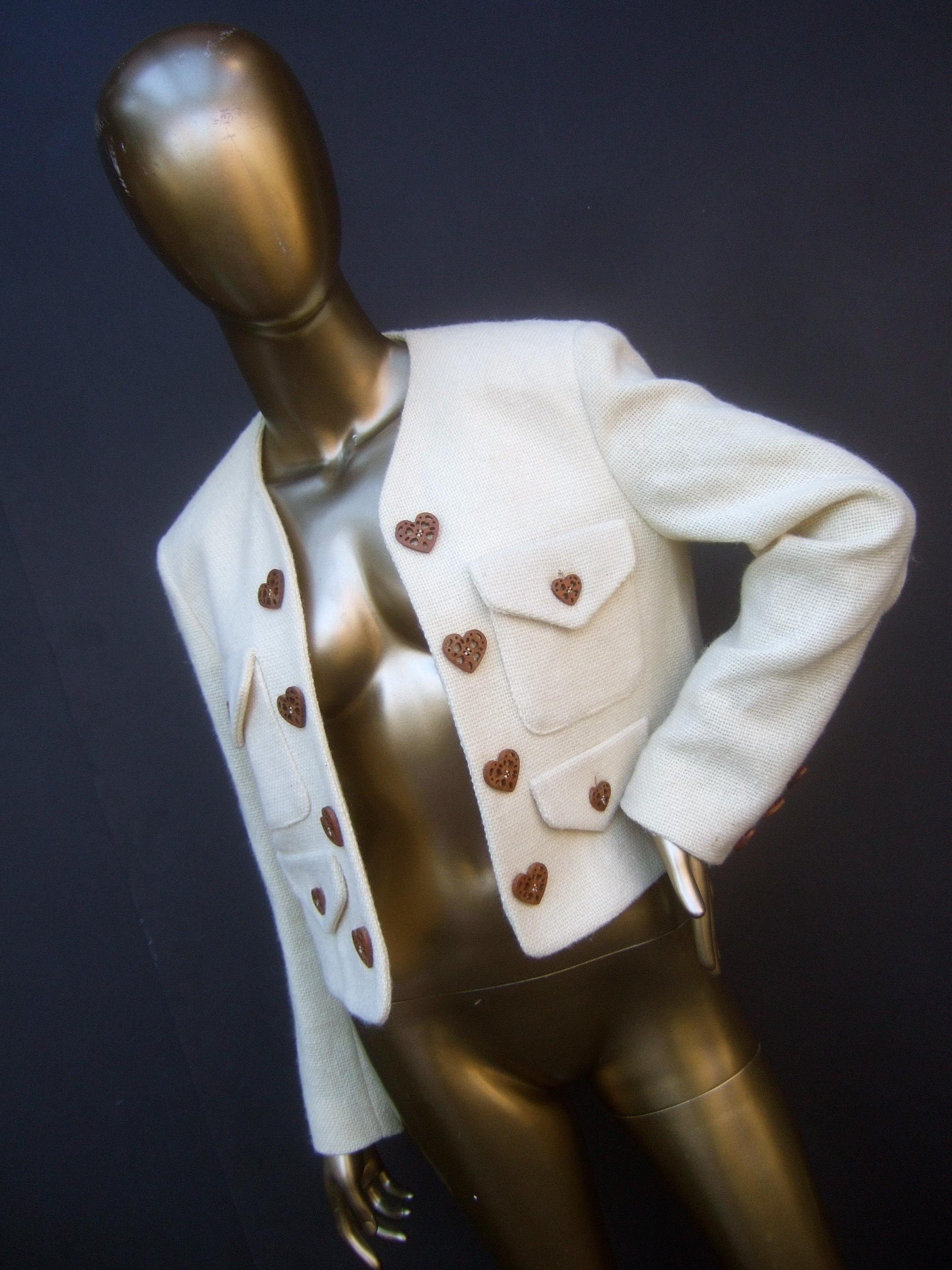 Moschino Italy Cream Laine Wool Wood Heart Button Cropped Jacket c 1990s In Good Condition For Sale In University City, MO