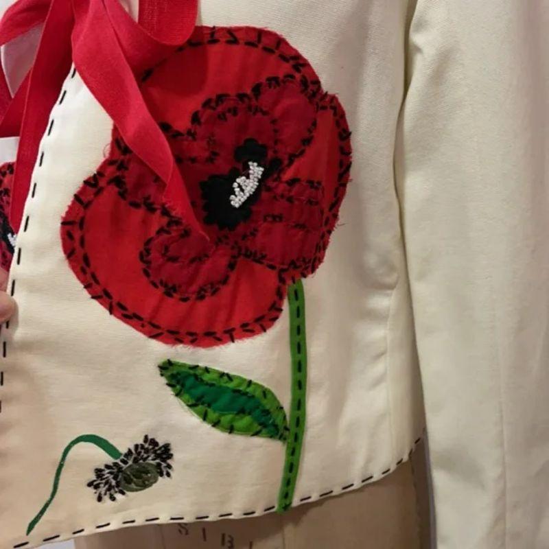 Moschino ivory jacket floral

Summer dressing shines wearing this cotton jacket with top stitching and floral appliques. Red ribbon tie closure and sailor style collar. Pair with black or white skinny jeans for a fun summer look.

Size 6
Across