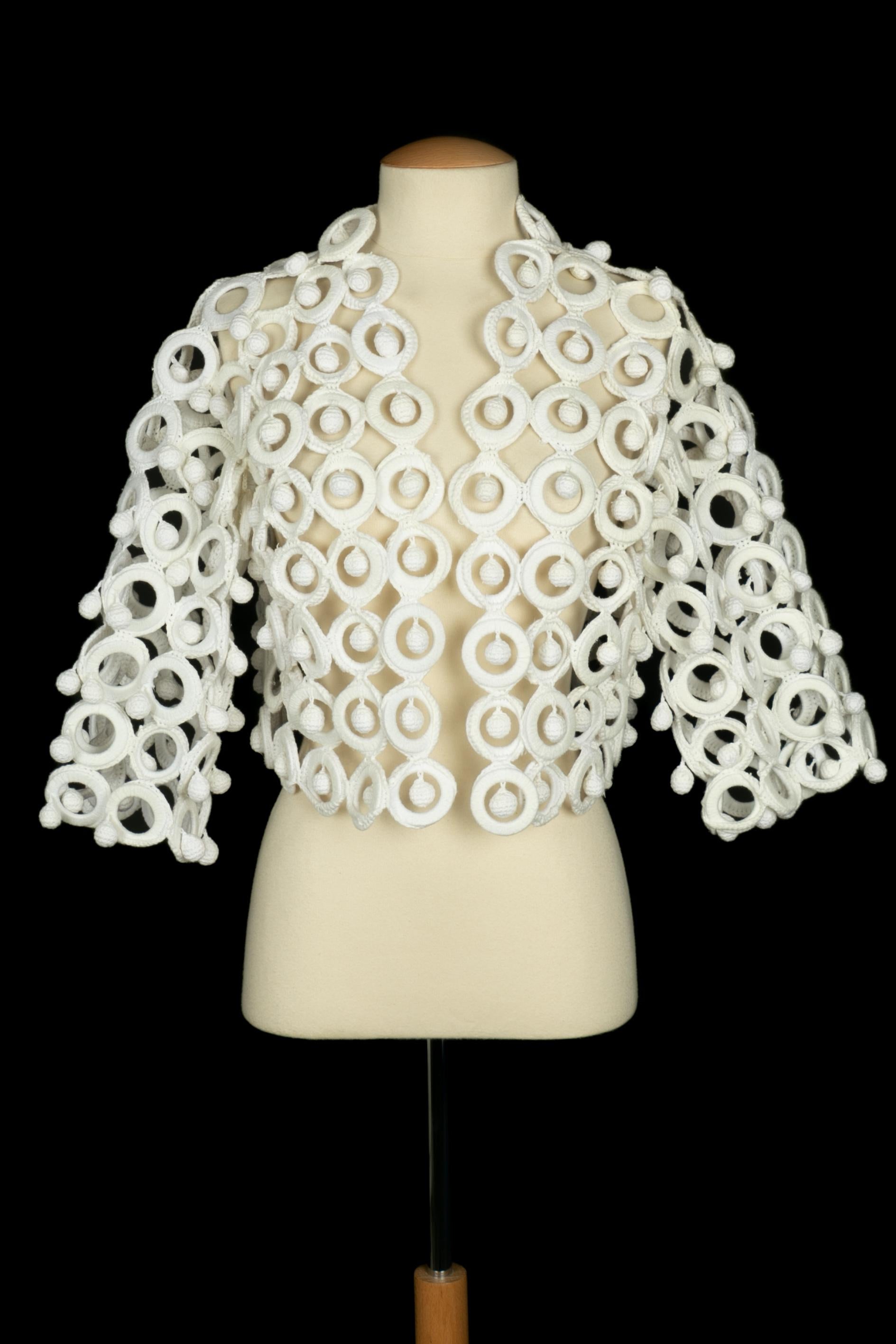 MOSCHINO - (Made in Italy) Jacket made of rings covered with white macrame and with spheres. Size 38FR indicated.

Condition:
Very good condition

Dimensions:
Sleeve length: 44 cm - LEngth: 44 cm

SKU:FV110