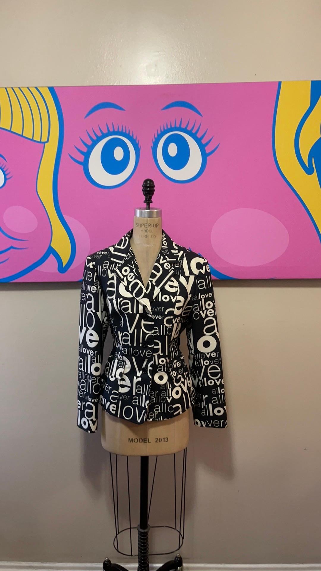 Moschino jeans black off white love blazer

Vintage perfection from Moschino Jeans with this Allover Print Jacket ! Pair with black or white skinny jeans for a great look.  Fran Drescher wore identical jacket in The Nanny with matching skirt.

Size