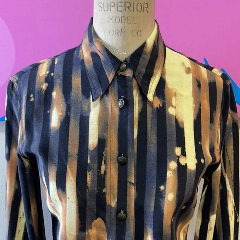 Moschino jeans black yellow striped long sleeve shirt

Be retro cool wearing this vintage long sleeve shirt by Moschino! 

Size 4
Across chest - 17 1/2 in.
Across waist - 15 in.
Shoulder to hem - 25 in.
Shoulder to cuff - 24 in.
Shoulder to shoulder