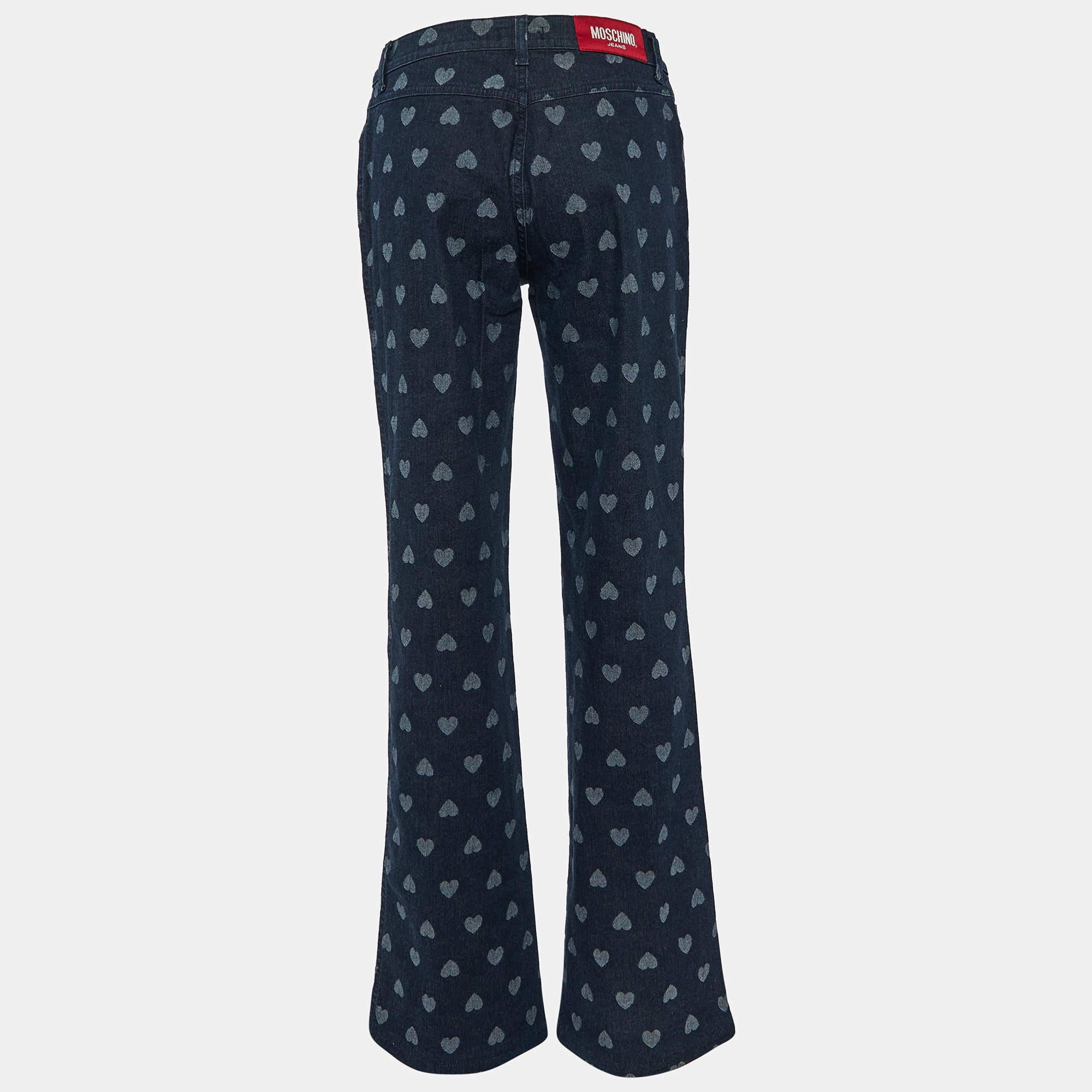 Ce jean est un indispensable de la garde-robe. Ce jean évasé bleu foncé peut être porté aussi bien en haut qu'en bas pour un look décontracté et confortable ou chic et à la mode.