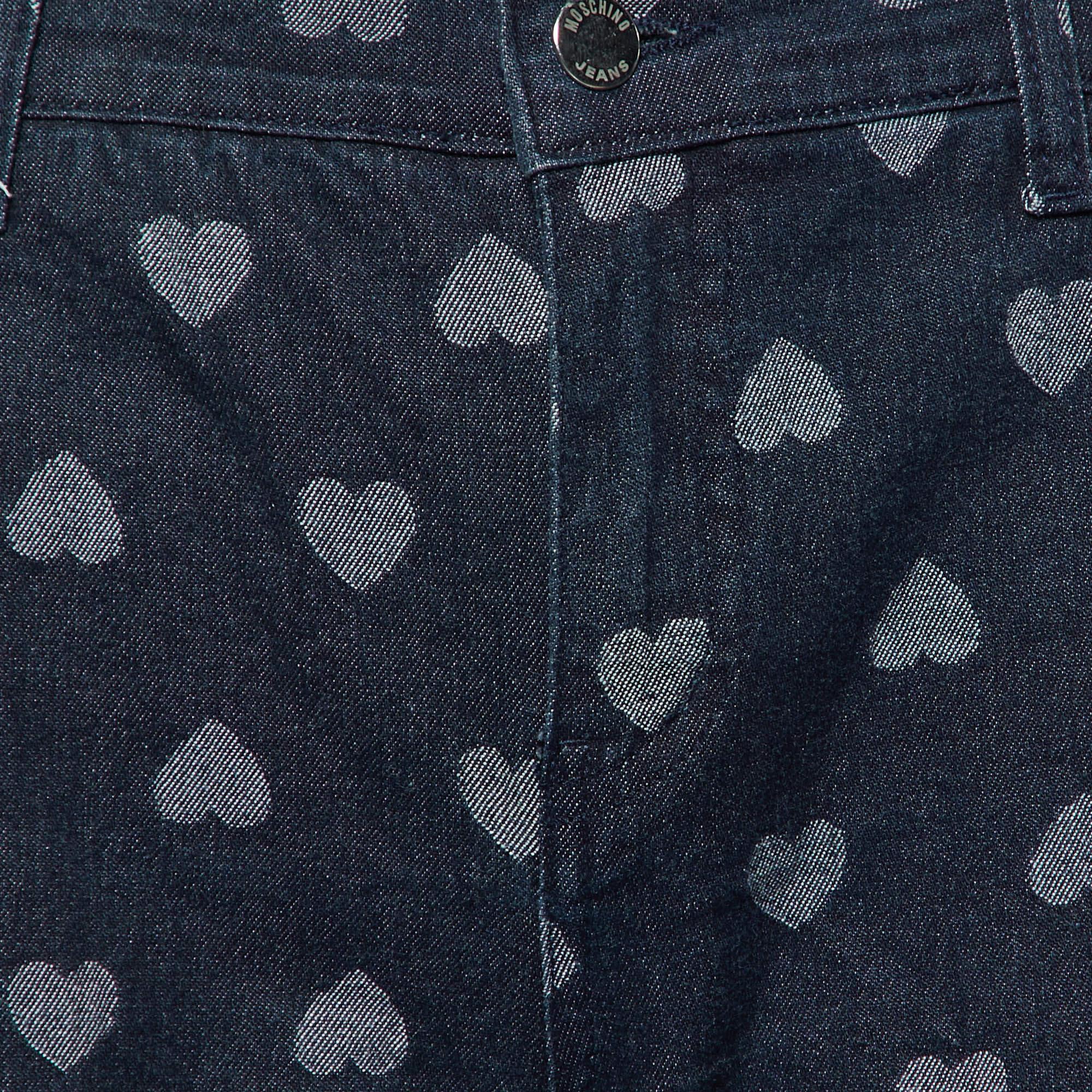 Jeans Moschino Jeans évasé bleu foncé à motifs de cœurs, taille L 28 po Bon état - En vente à Dubai, Al Qouz 2