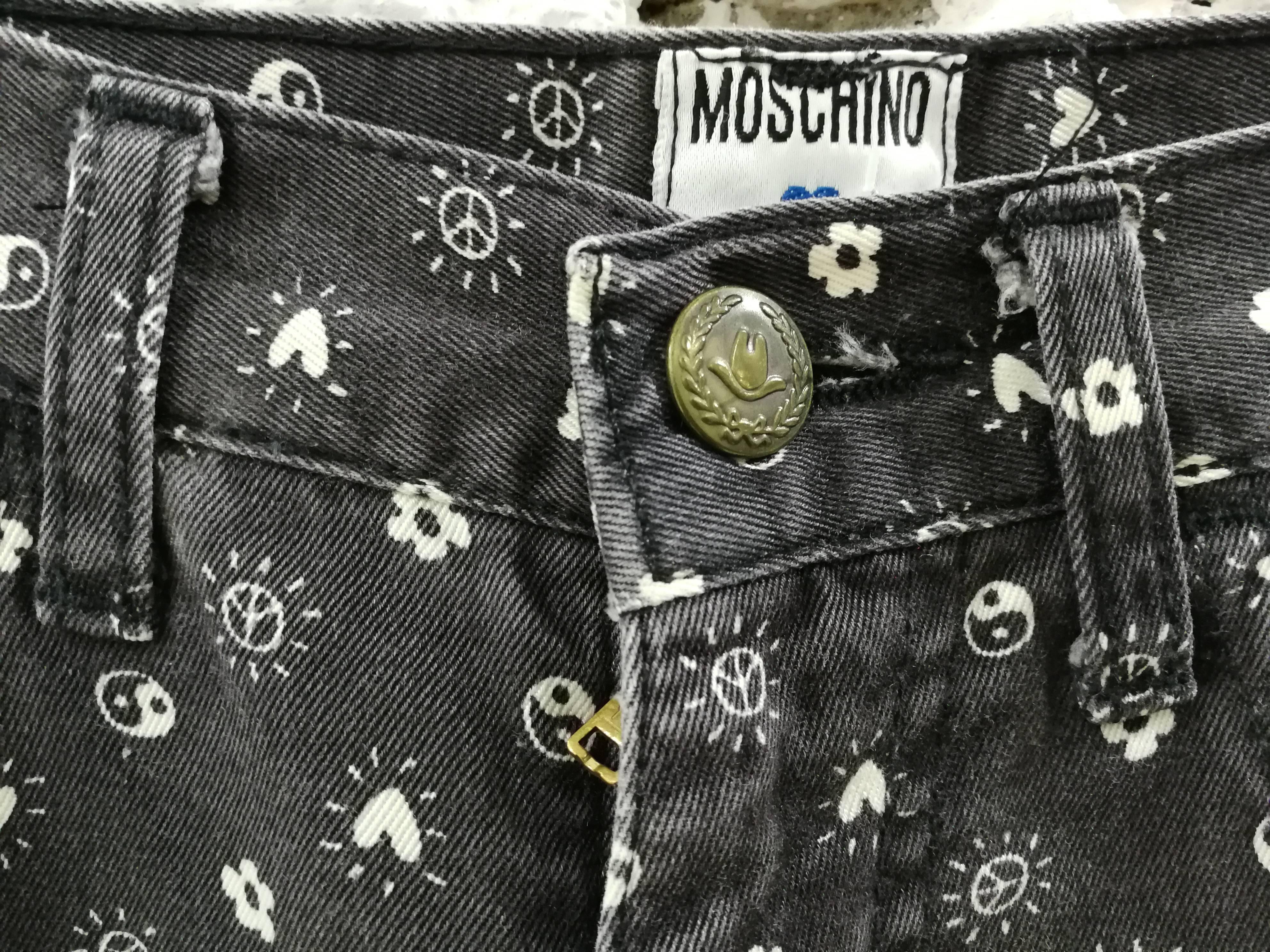 Moschino Jeans grey Trousers

Grey Moschino Jeans peace and more symbols all over

Totally made in italy in denim size 27

Composition: cotton
