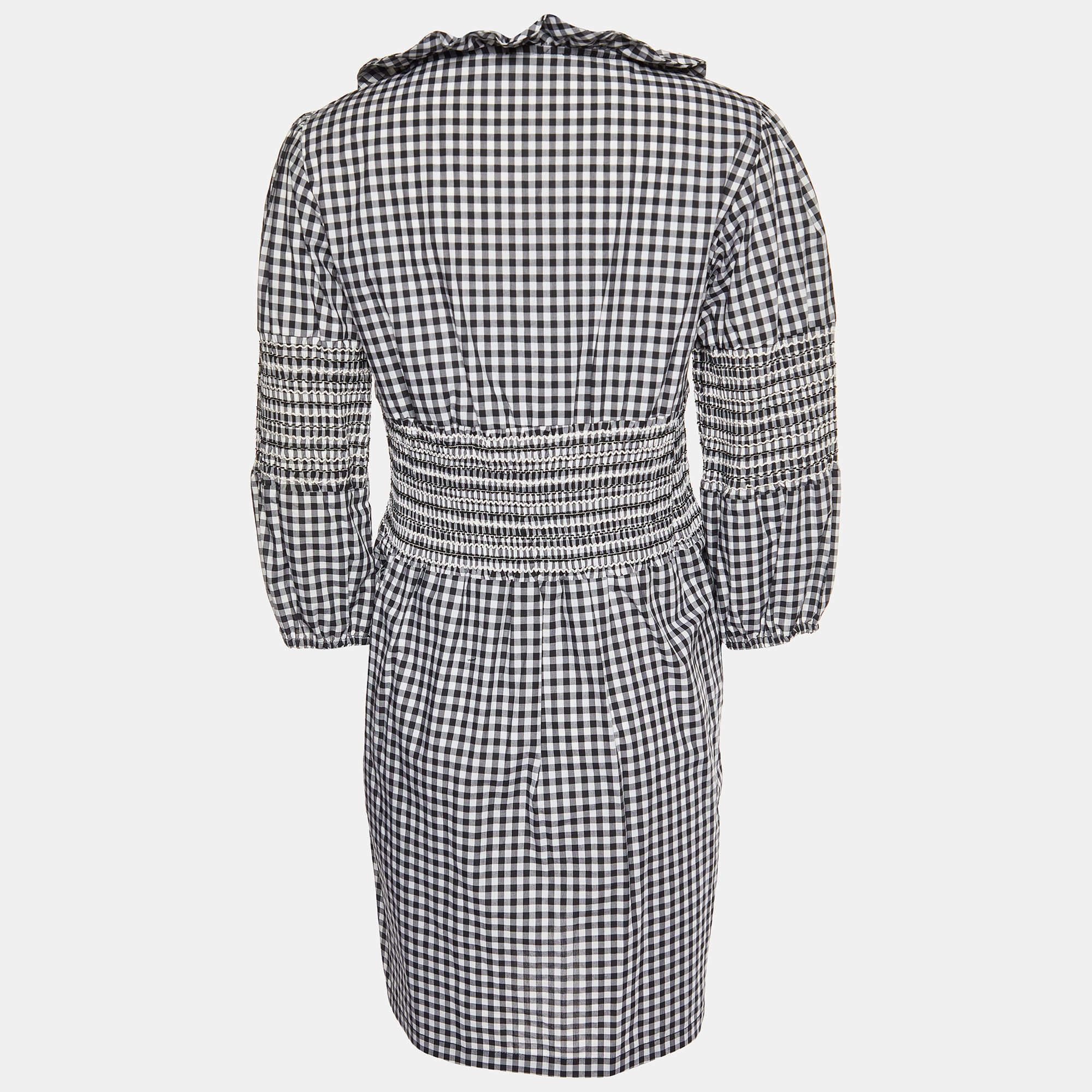 Agrémentée de carreaux vichy à la silhouette élégante, la robe de Moschino Jeans est un choix étonnant pour tous les jours. La robe peut être portée avec des talons ou des chaussures plates.