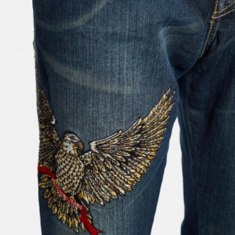 Este par de vaqueros de Moschino Jeans es perfecto para tu estilo. El exterior vaquero azul marino viene con bordados en contraste y una silueta clásica. Tiene bolsillos y trabillas en la cintura.