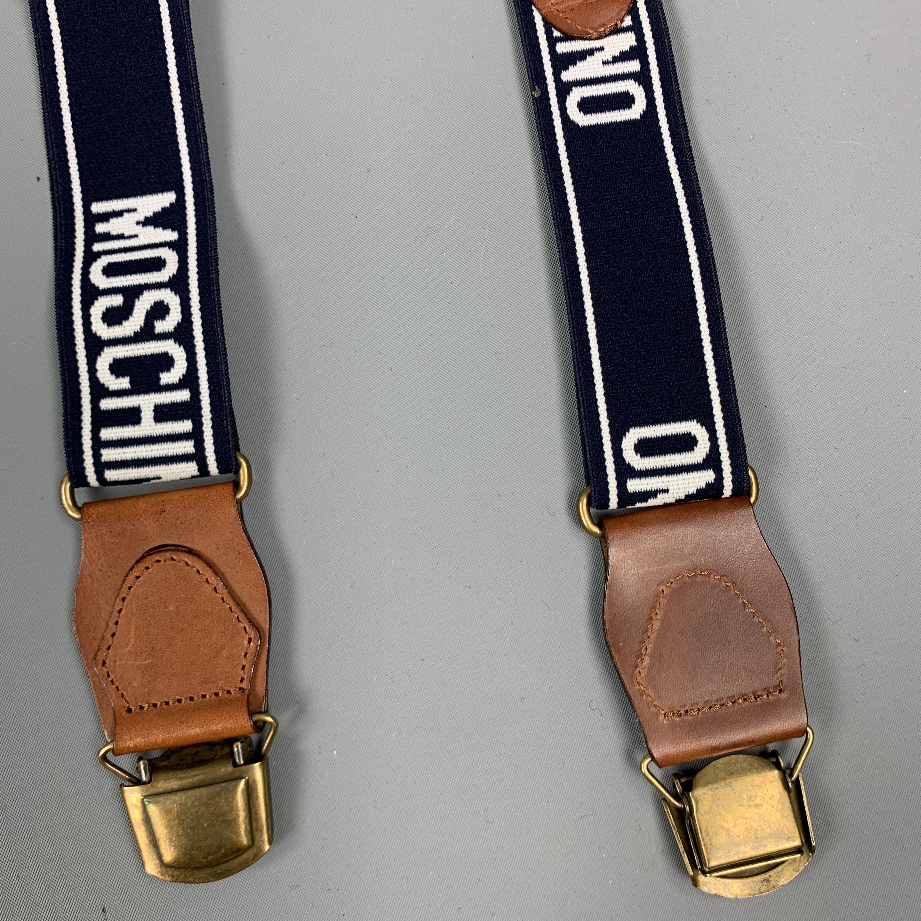 Vintage MOSCHINO JEANS suspenders feature logo elastic straps with brown leather clip ends.

Very Good Pre-Owned Condition. 