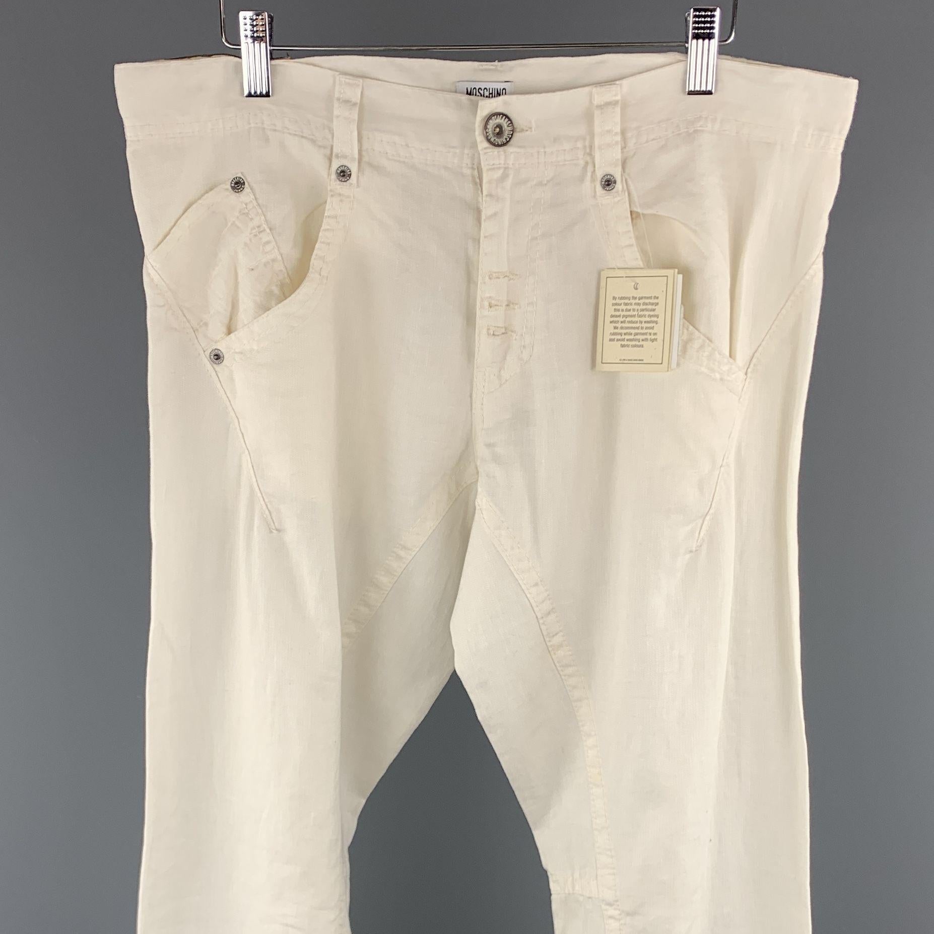 MOSCHINO JEANS comes in a white linen featuring contrast stitching details and a zip fly closure. Comes with tags.

Very Good Pre-Owned Condition.
Marked: 32

Measurements:

Waist: 32 in. 
Rise: 7.5 in. 
Inseam: 31 in. 