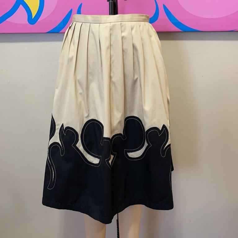 Moschino jeans tan black western full skirt

Be retro cool wearing this full skirt by Moschino Jeans line that has a Western vibe! Pair with western boots and a tank top and western belt for a finished look. 
Size 12

Across waist - 18 in.
Across