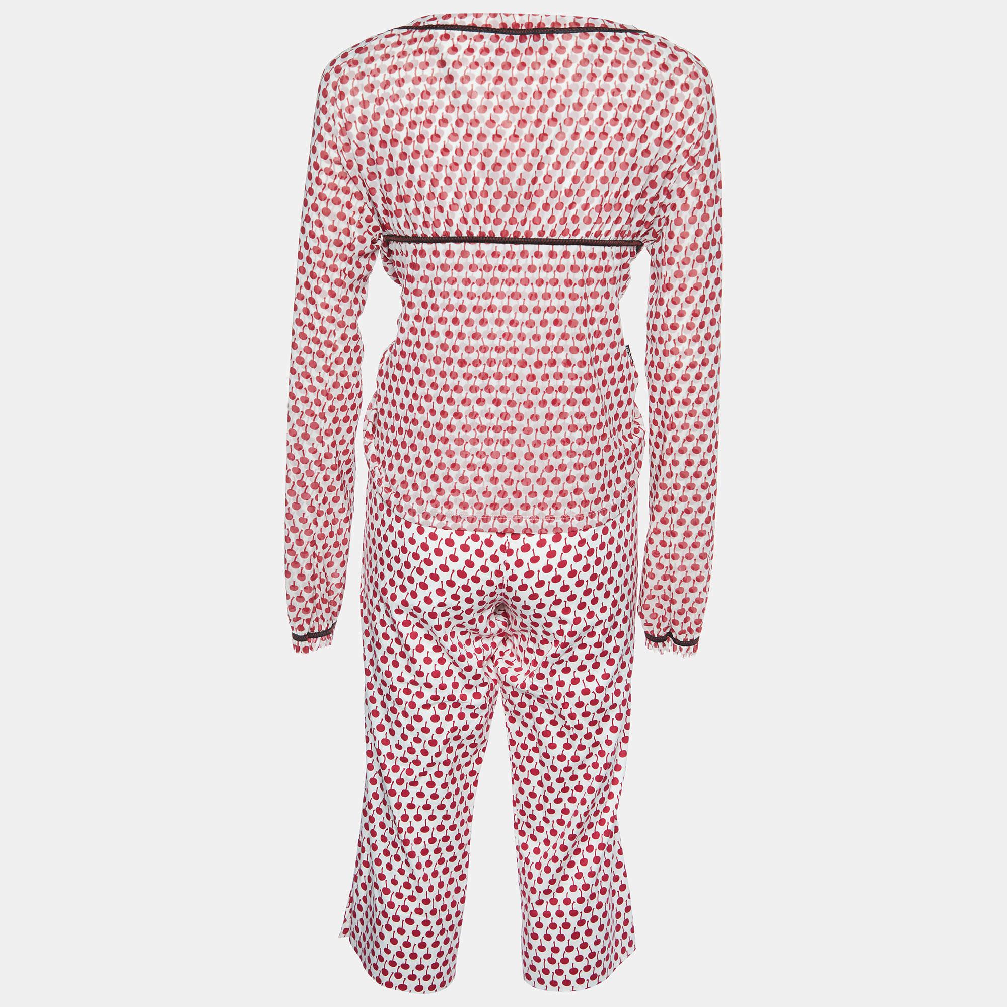 Careful tailoring, quality materials, and elegant cuts make this Moschino Jeans top & capri pants set a great choice! It comes with apple prints all over.