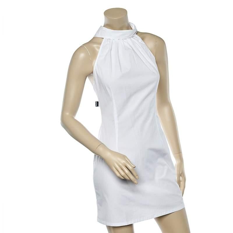 Styles from Moschino Jeans adorn you with chic femininity and unique creativity. This dress is skillfully stitched using white cotton fabric and comes with a halter neck. Appear nothing but pretty and poised as you wear this dress.