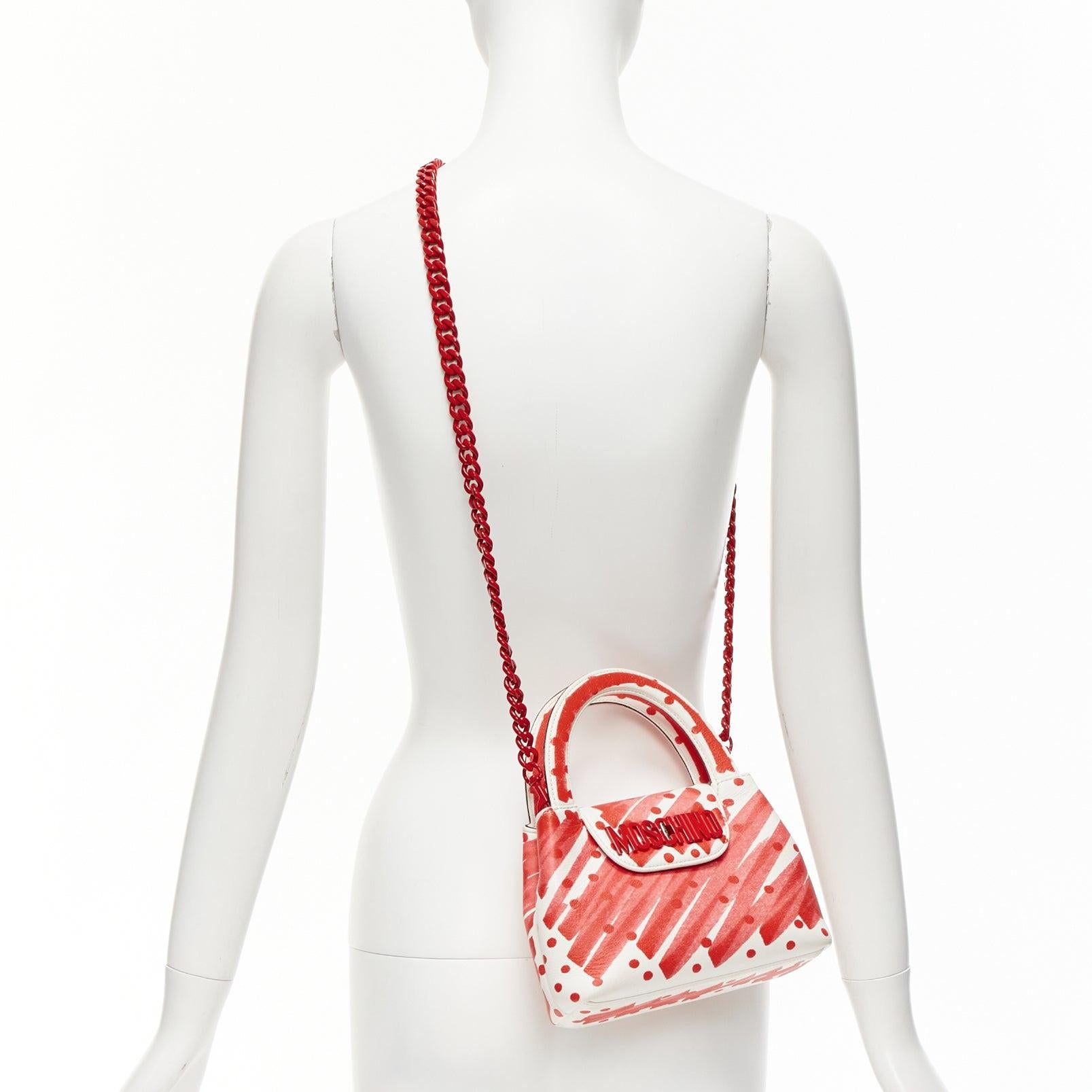 MOSCHINO Jeremy Scott 2019 Runway red white scribble marker crossbody bag
Reference: TGAS/D01095
Brand: Moschino
Designer: Jeremy Scott
Collection: SS 2019 - Runway
Material: Leather, Metal
Color: Red, White
Pattern: Abstract
Closure: