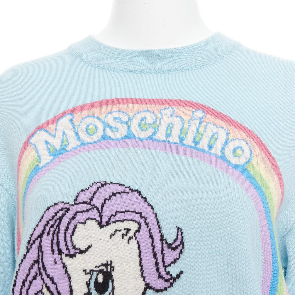 MOSCHINO Jeremy Scott Pull My Little Pony bleu logo arc-en-ciel S
Référence : GEGG/A00049
Marque : Moschino
Designer : Jeremy Scott
Collectional : Mon Petit Poney
MATERIAL : Laine vierge
Couleur : Bleu, Multicolore
Motif : Dessin animé
Fermeture :