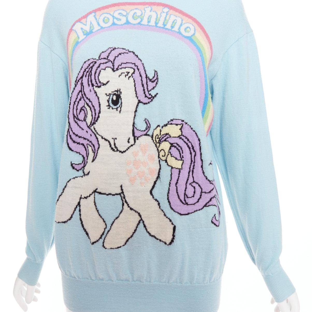 MOSCHINO Jeremy Scott Pull My Little Pony bleu logo arc-en-ciel S en vente 2
