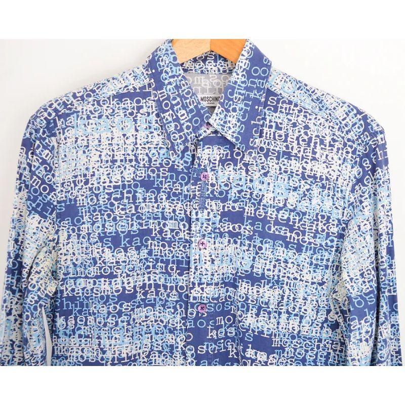 Cette chemise à manches longues Cool, Vintage 2000's Moschino, dans un mélange de bleu et de blanc, est ornée d'un motif de lettres épelées 'KAOS' répétées sur toute sa surface. 

Caractéristiques :
Bouton de fermeture de la ligne centrale
Manches