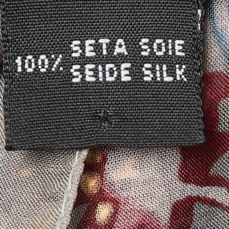 Classe et élégance sont les mots qui nous viennent à l'esprit lorsque nous regardons le foulard. Le Label vous propose cette création polyvalente confectionnée dans des matières luxueuses que vous coifferez avec de nombreuses tenues.