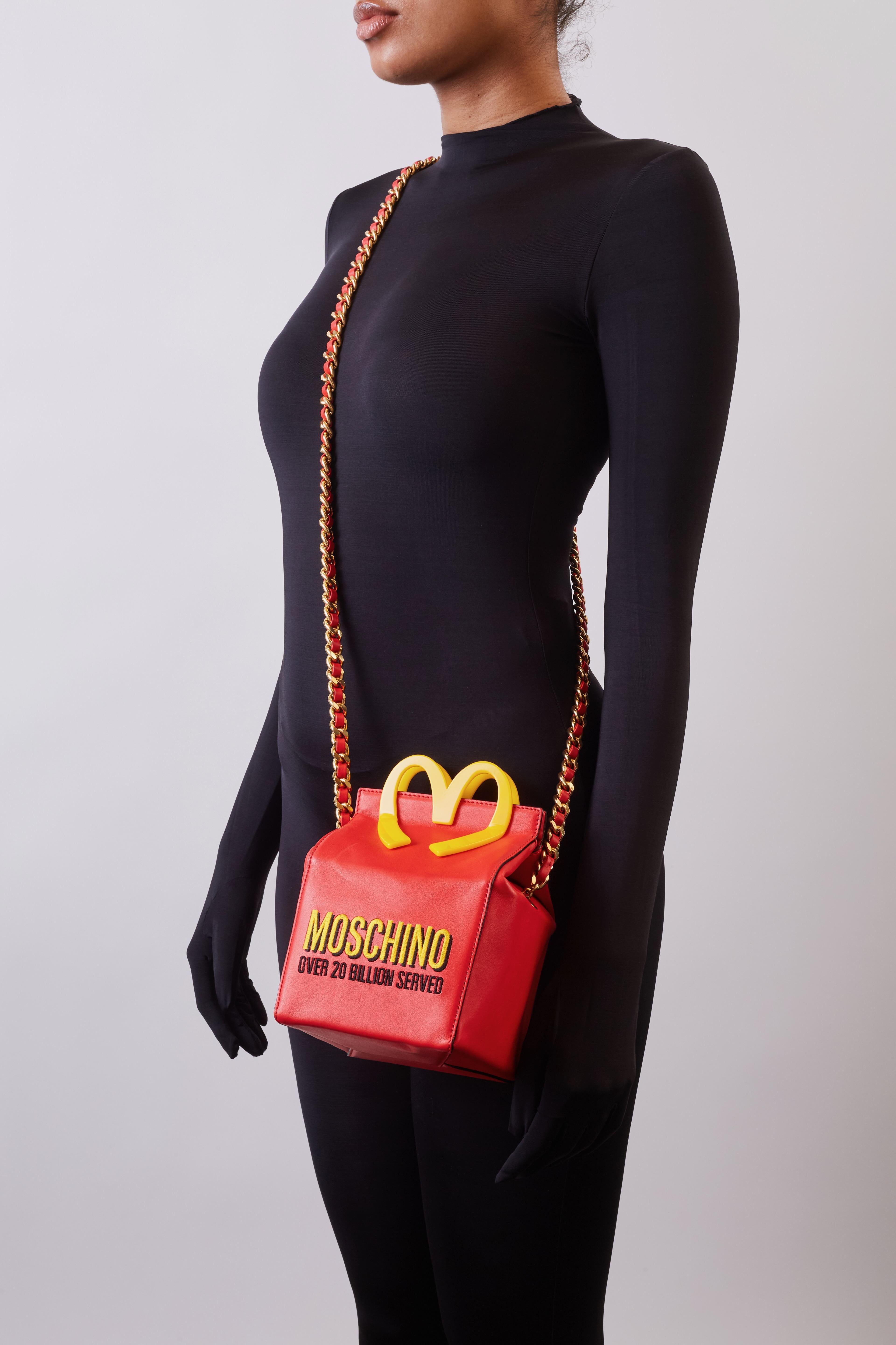 Édition limitée. Extrait de la Collectional automne/hiver 2014. Sac Happy Meal en cuir rouge, noir et jaune de Moschino avec ferrures dorées, bandoulière en chaîne et cuir, motif 