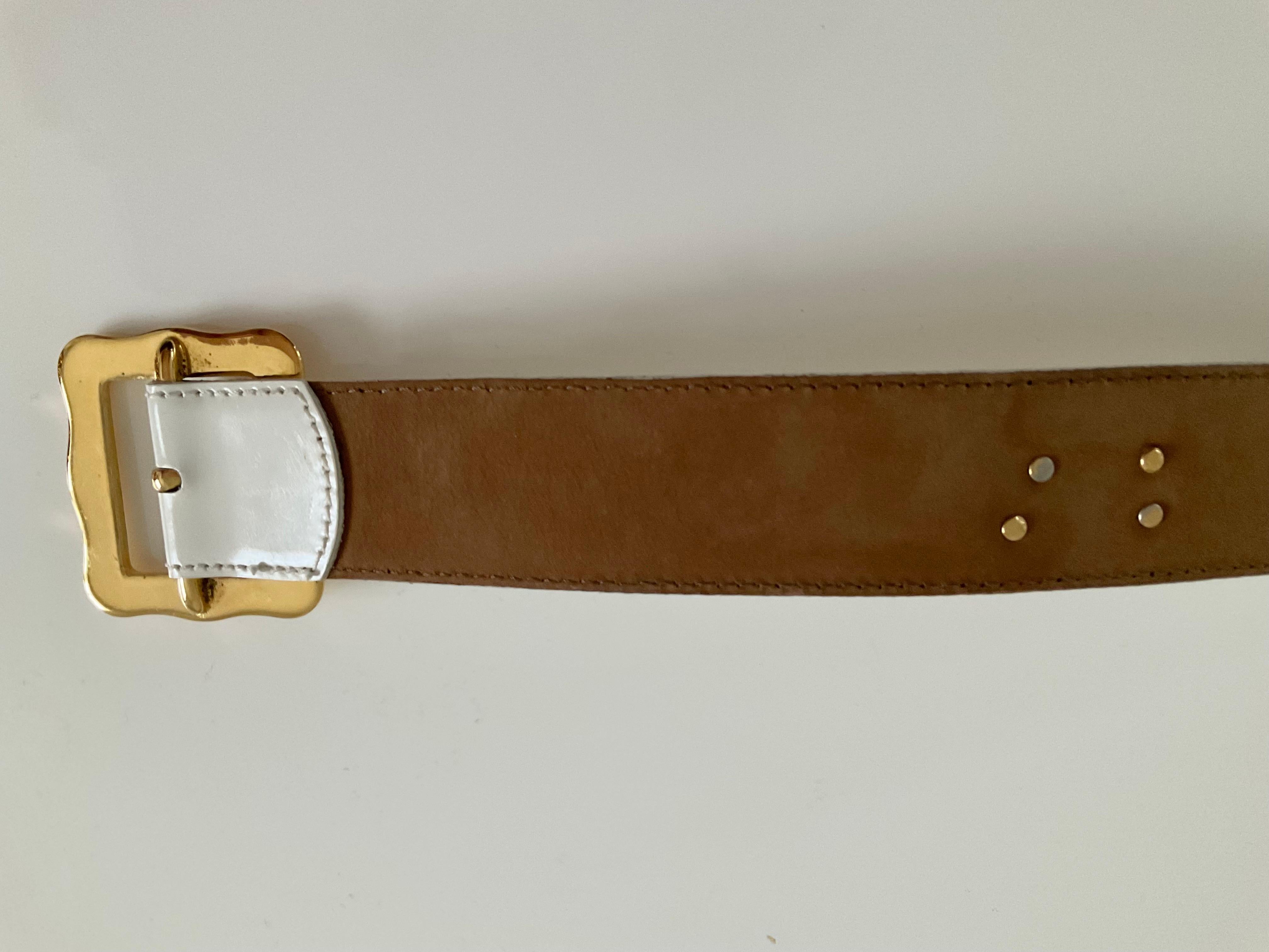 Moschino by Redwall Cintura in pelle bianca Oro Cuori di mucca anni '80 in vendita 4