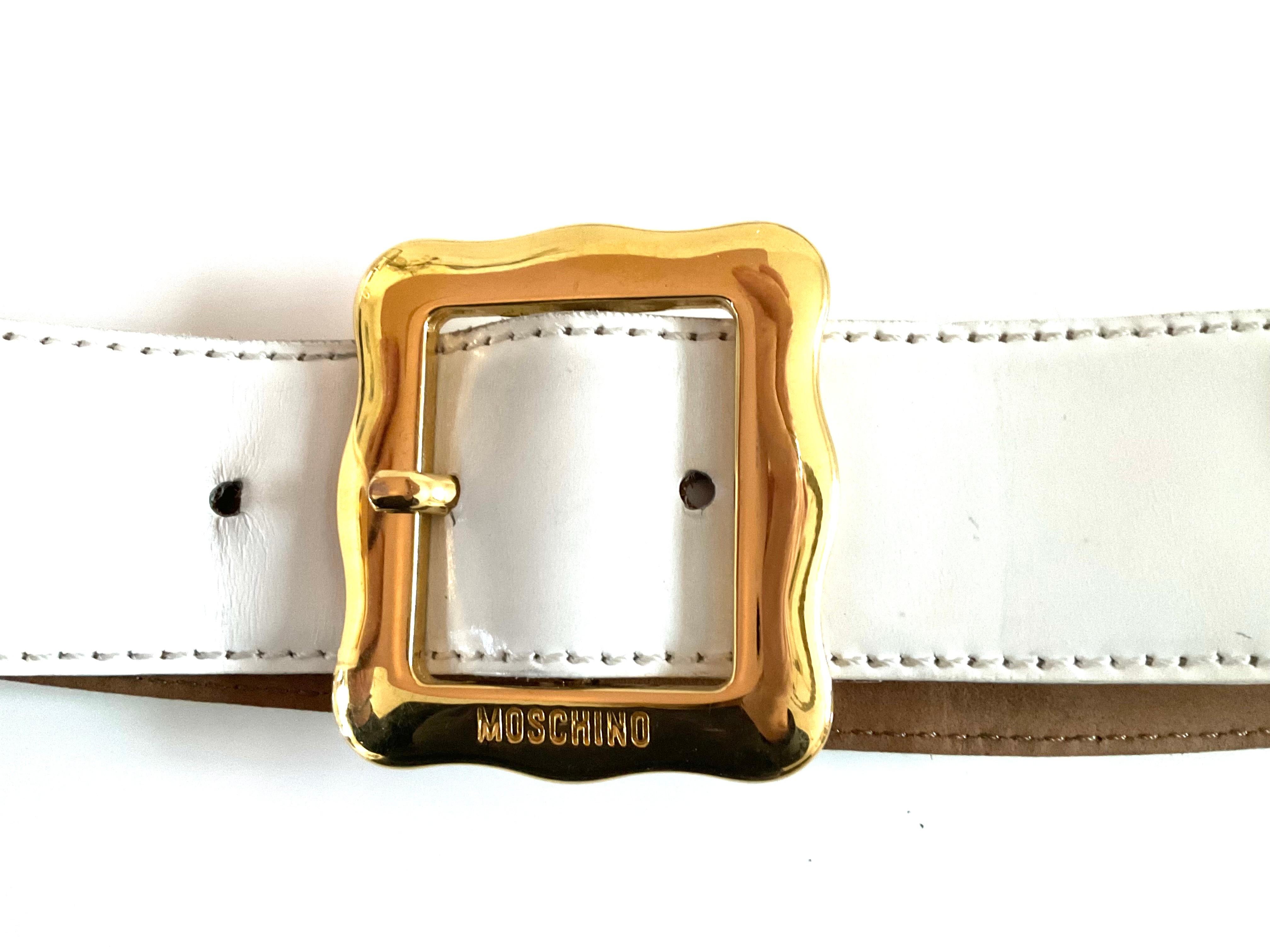 Questa bellissima cintura vintage Moschino by Redwall 1987 (non viene più prodotta, quindi è un oggetto da collezione) è un accessorio di moda creato dal marchio italiano di moda di lusso Moschino. Moschino è noto per i suoi design audaci ed