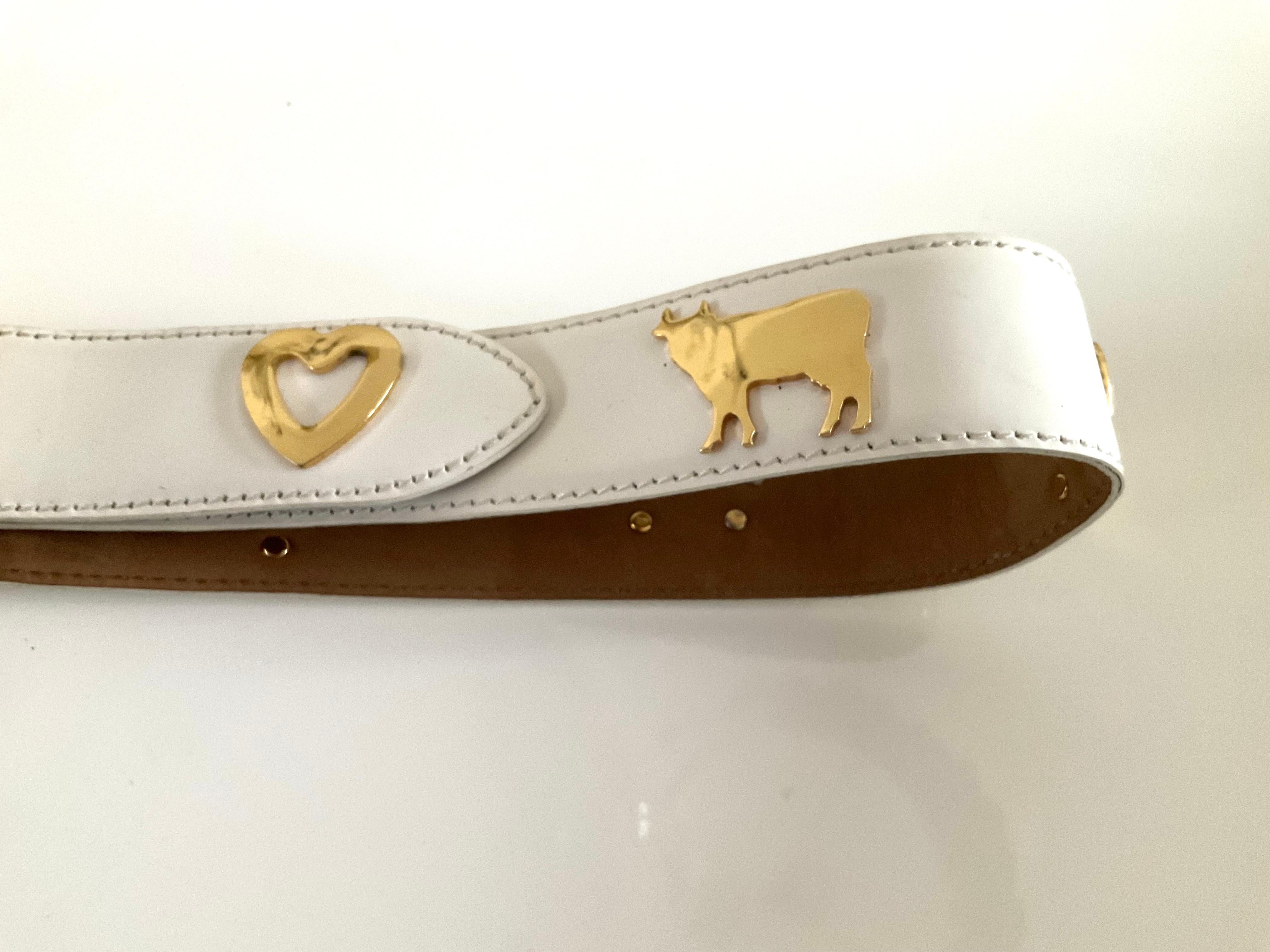 Moschino by Redwall Cintura in pelle bianca Oro Cuori di mucca anni '80 in vendita 1