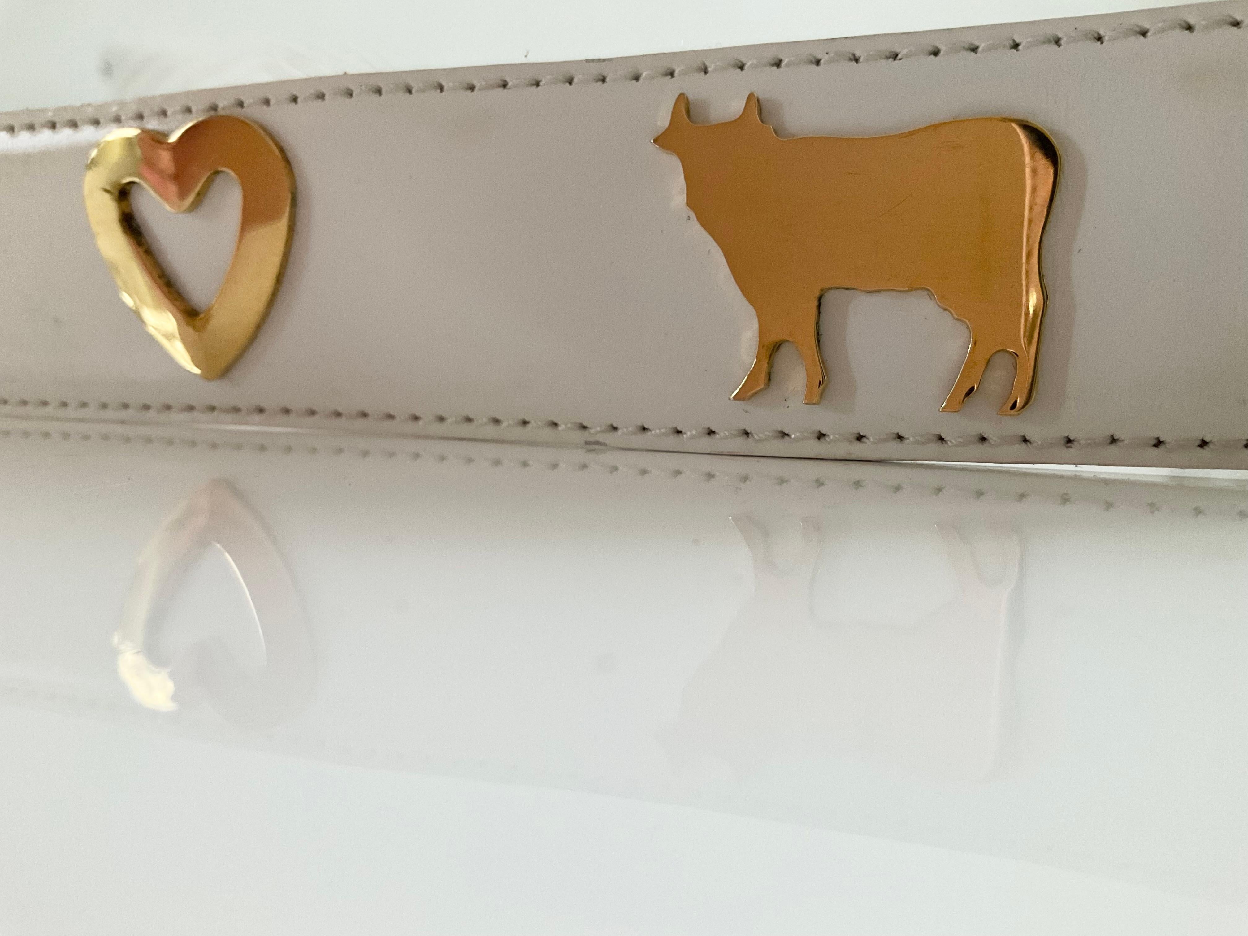 Moschino by Redwall Cintura in pelle bianca Oro Cuori di mucca anni '80 in vendita 2