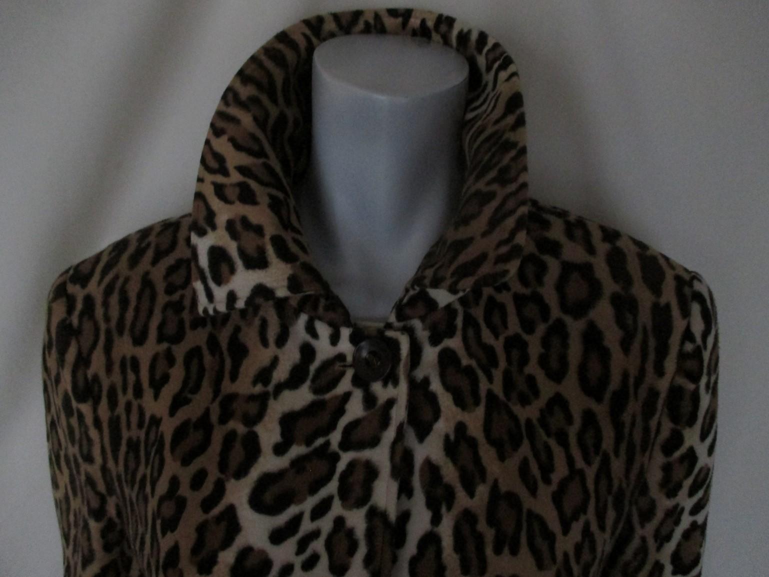 Moschino Cheap & Chic Leopard fake fur coat with 4 buttons, closing hook at the collar and 2 side pockets.
The material feels like velvet.
Size: US 14/ UK 16/  EU France 44- Italy 46

Please note that vintage items are not new and therefore might