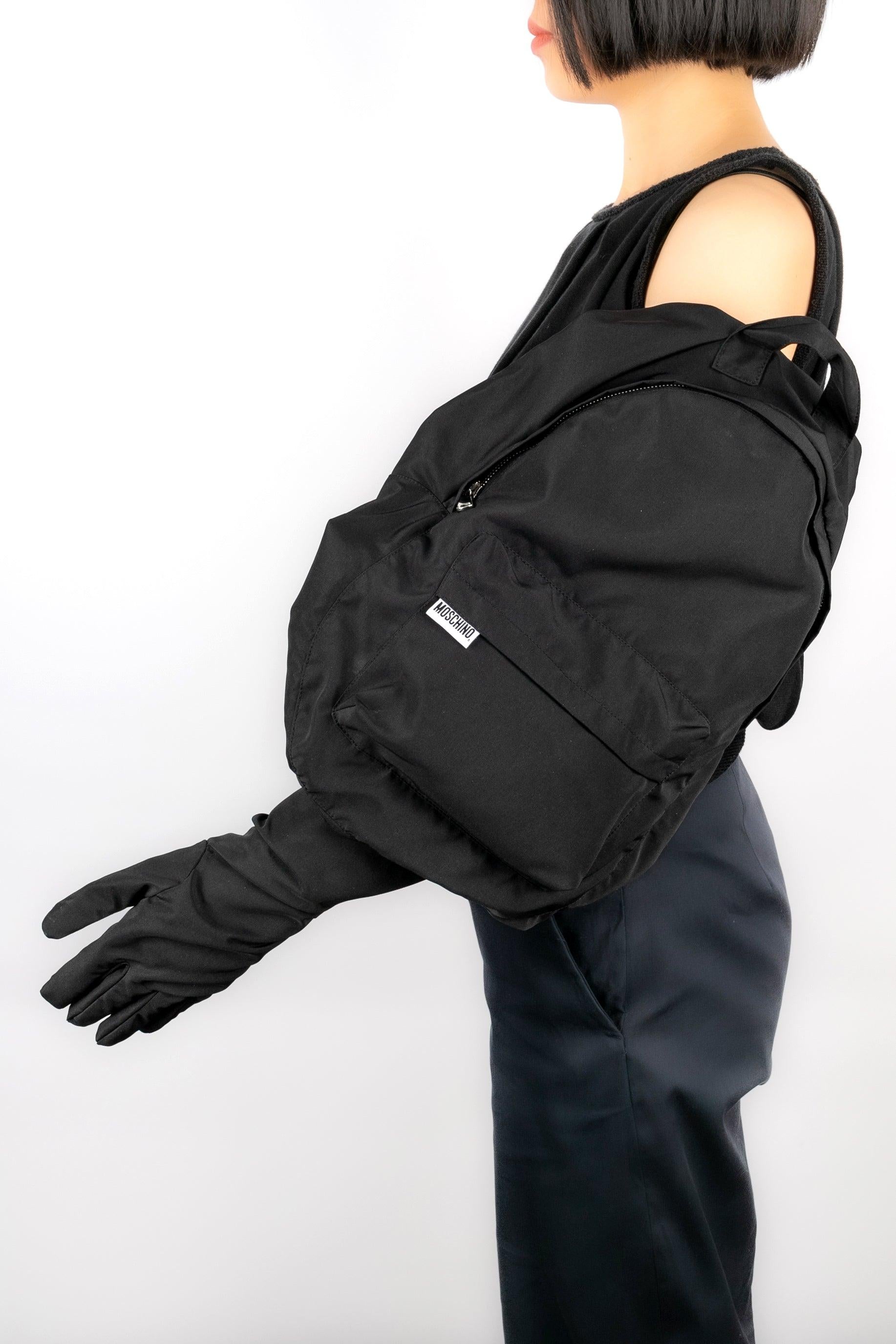 Moschino - (Made in Italy) Longs gants en toile noire peu communs pouvant également être portés comme un sac zippé.

Informations complémentaires : 
Condit : Très bon état.
Dimensions : Hauteur : 72 cm

Référence du vendeur : ACC27