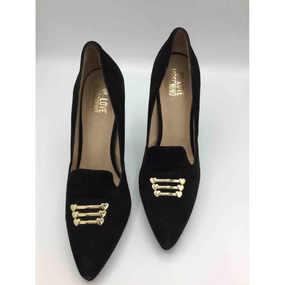 Moschino Love 4.7 in Heels in Black

Love Moschino heeled shoe. 
Suede size 39. 
Gold metal detail on the toe. 
Good general condition, shows only small signs of normal use.

General information:
Designer: Moschino Love
Condition: Good