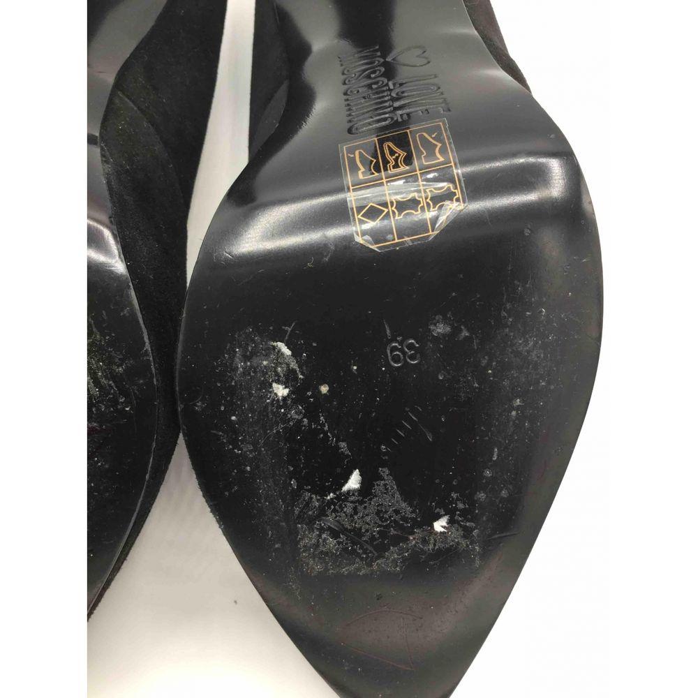 Noir Moschino Love - Chaussures à talons de 4,7 pouces en noir en vente
