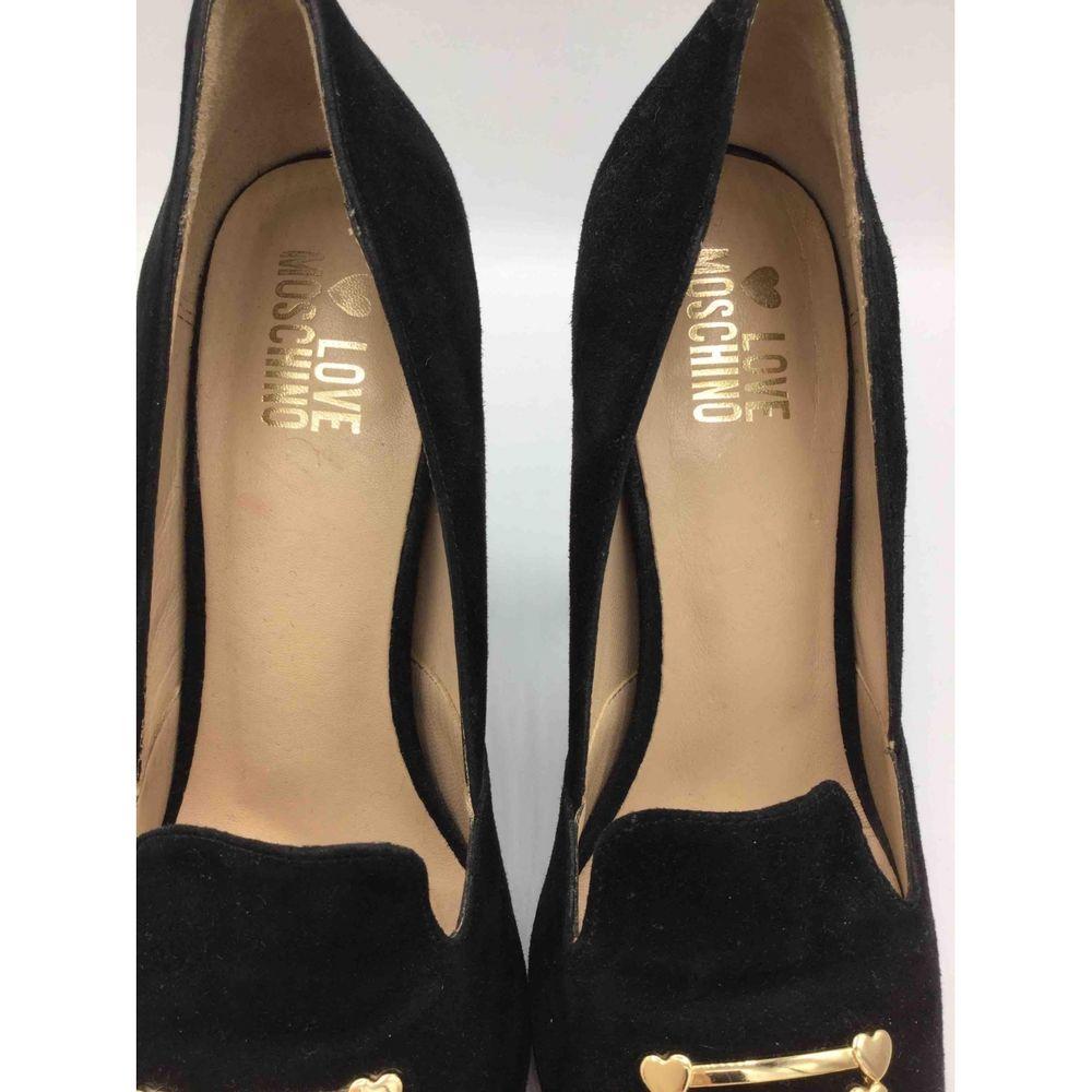 Moschino Love - Chaussures à talons de 4,7 pouces en noir en vente 1