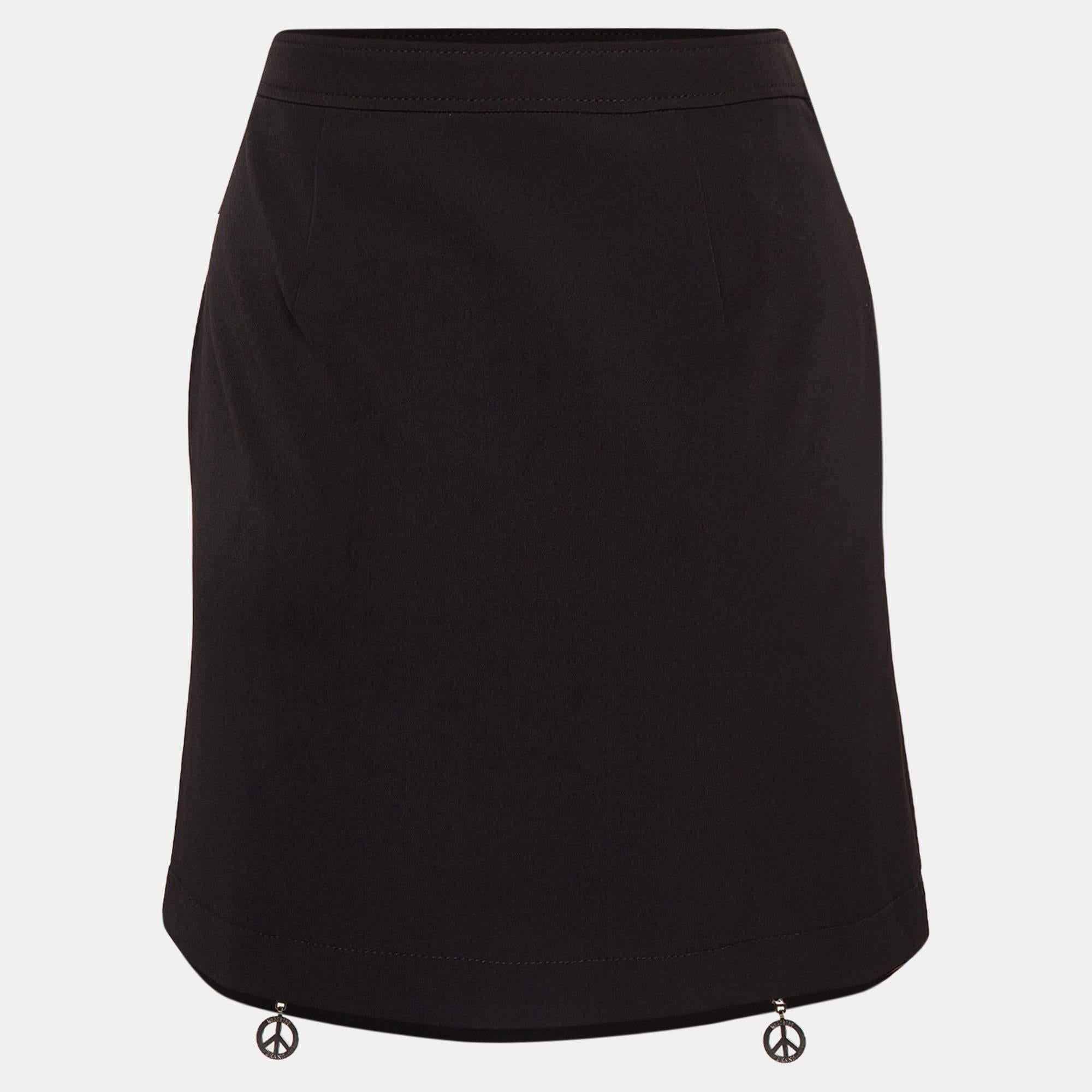 Cette élégante jupe en jean M05CHIN0 mérite d'être ajoutée à votre garde-robe. Confectionnée à partir de matériaux nobles, elle est délicatement conçue dans une forme flatteuse.