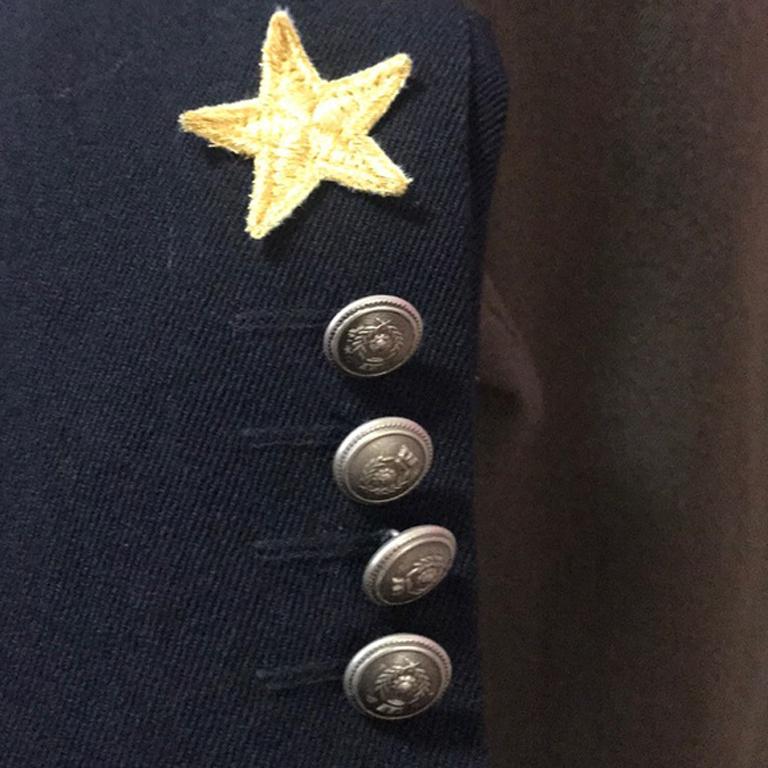 Moschino Herren Militär Blazer in Gold mit Sternen  im Zustand „Gut“ im Angebot in Los Angeles, CA