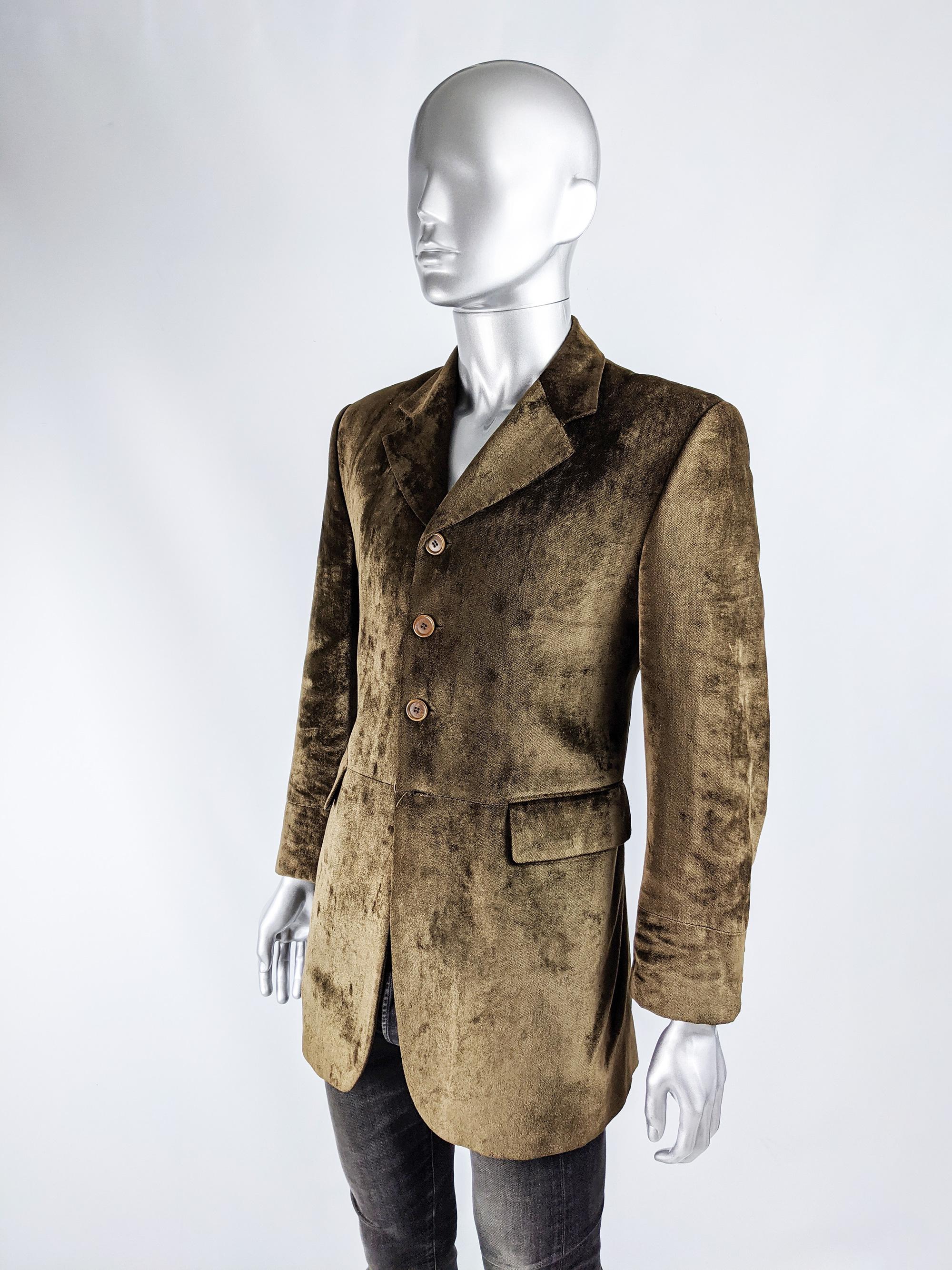 A classic vintage mens single breasted dinner jacket / sport coat from the 90s by Moschino. In a brown velvet with 4 buttons and a tailored fit. 

Size: Not indicated; fits like a mens Small. Please check measurewments. 
Chest - 38” / 96cm (allow a