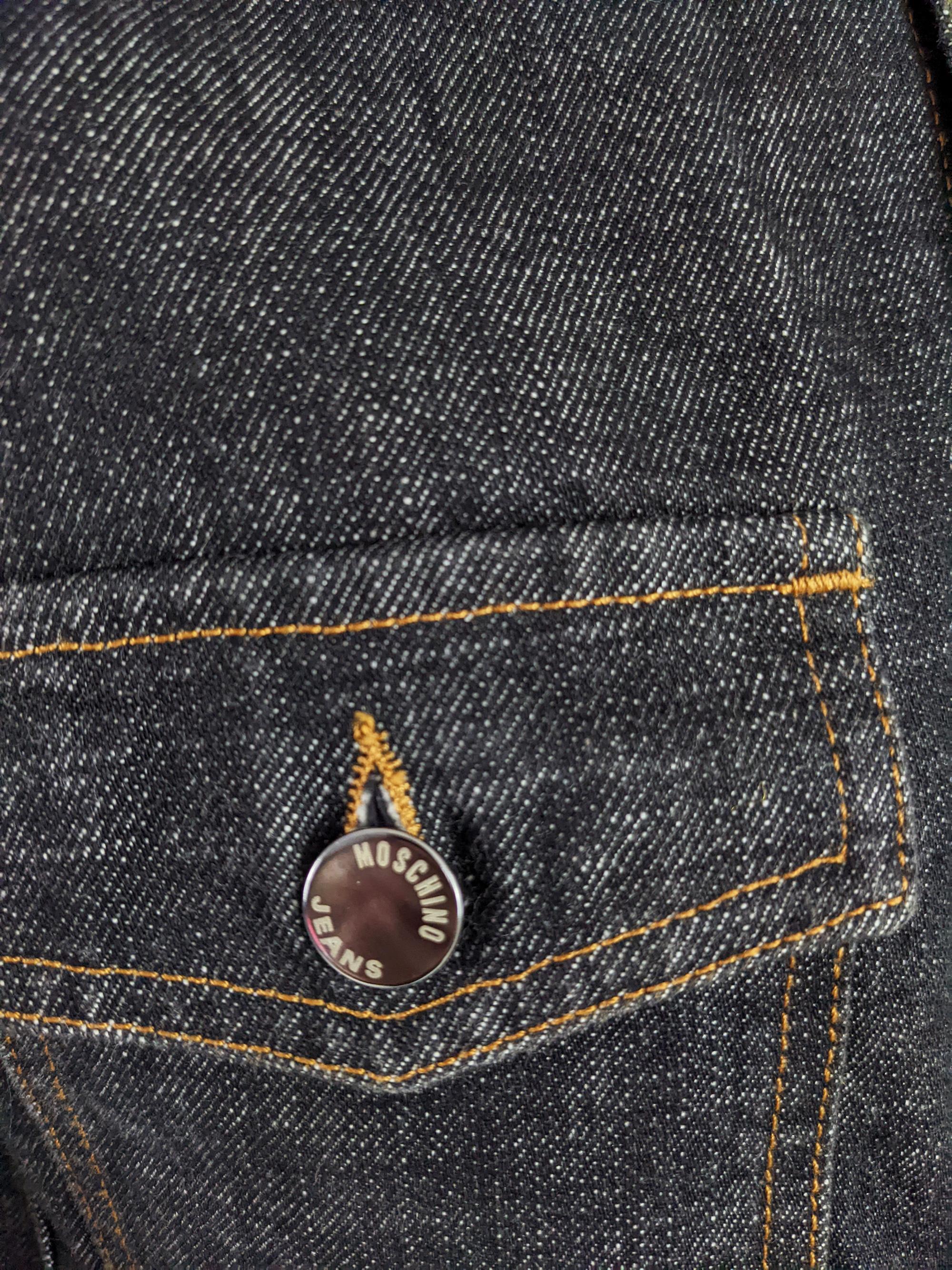 Moschino Herren Vintage Denim-Jeansjacke mit Nieten und Friedensschild in Schwarz, 1990er Jahre 1